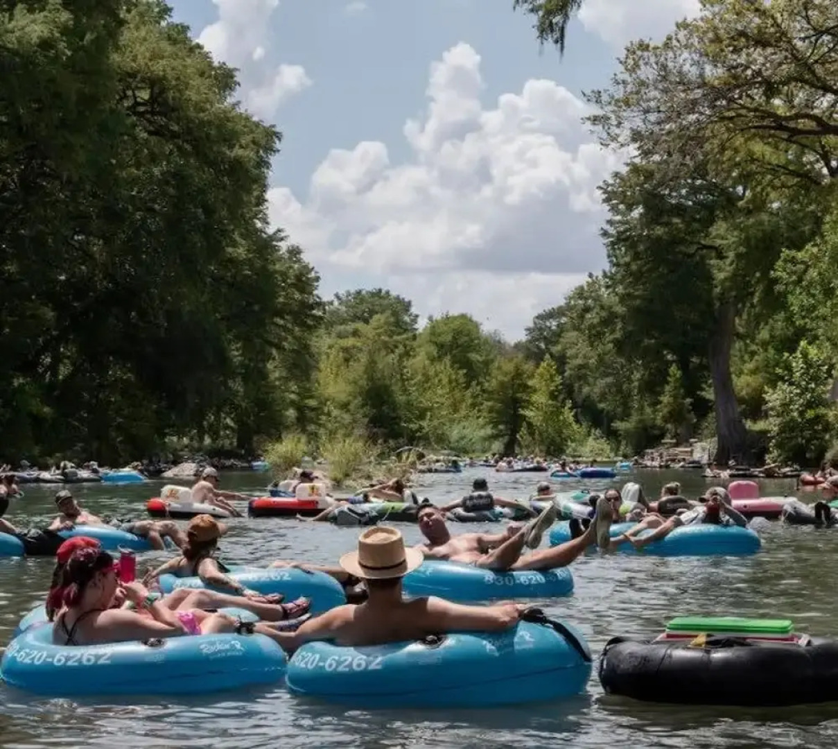 Modern 3 2 two Kings hot tub Fire pit 16min to Wine Trail Nearby Pickleball Courts Pools