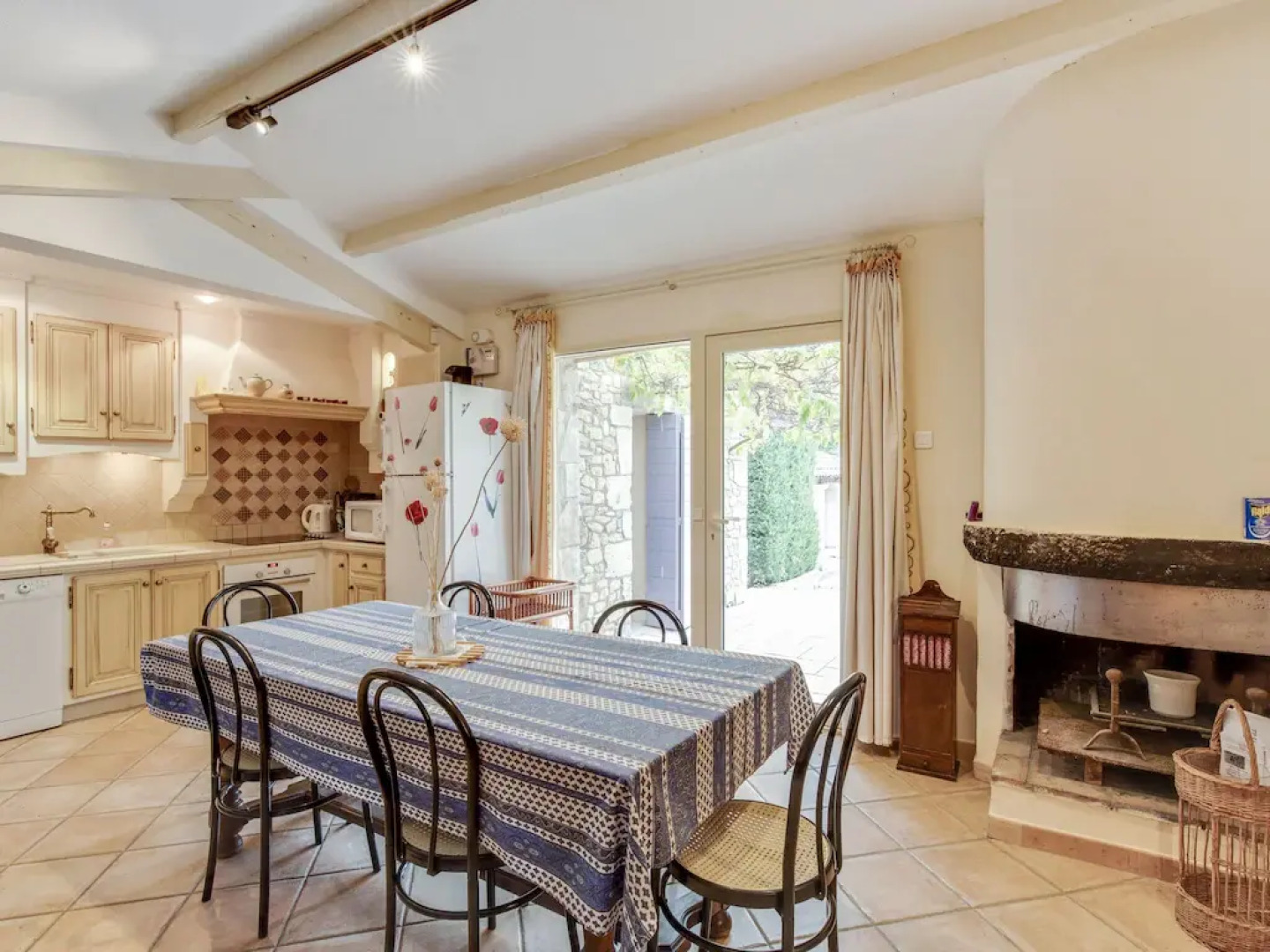 Large holiday home in Vaison-La-Romaine with garden