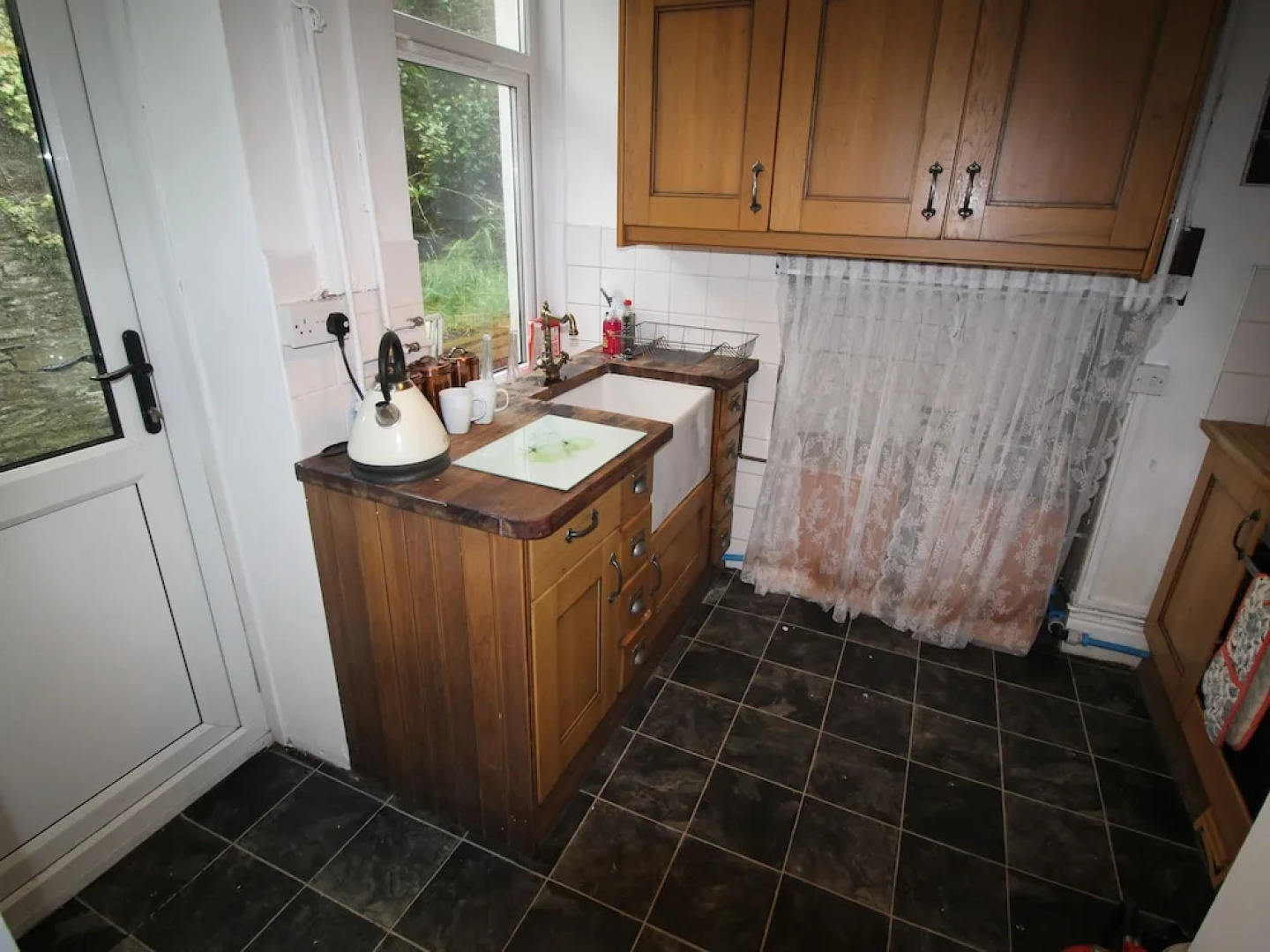 High Street 3 Bedroom House Near Cardiff by Cardiff Holiday Homes