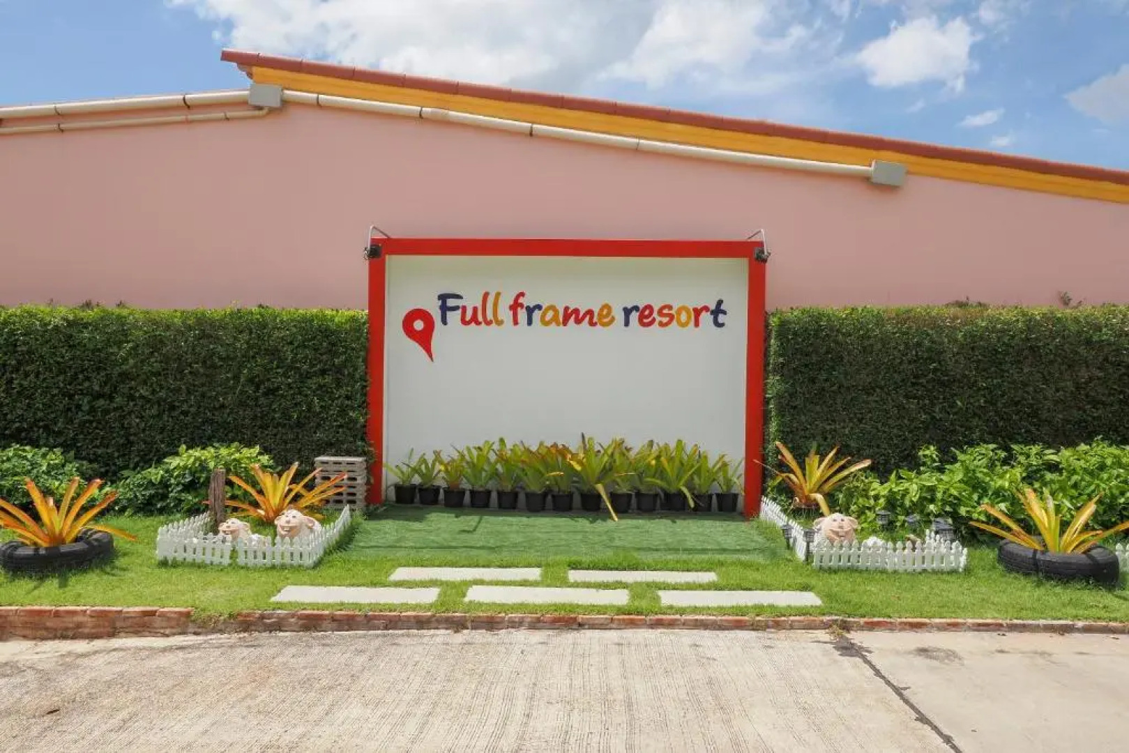 OYO 75339 Full Frame Resort (Vaccinated Staff)