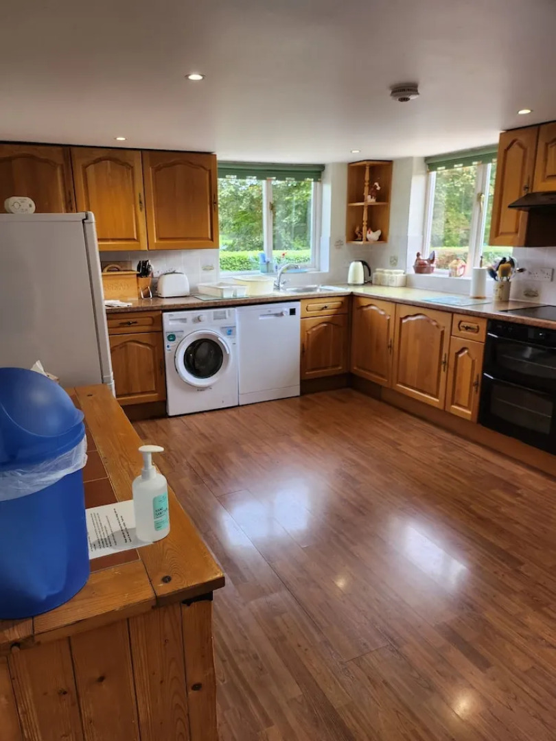 Cottage Sleeps 4 - Pet Friendly w Free Parking