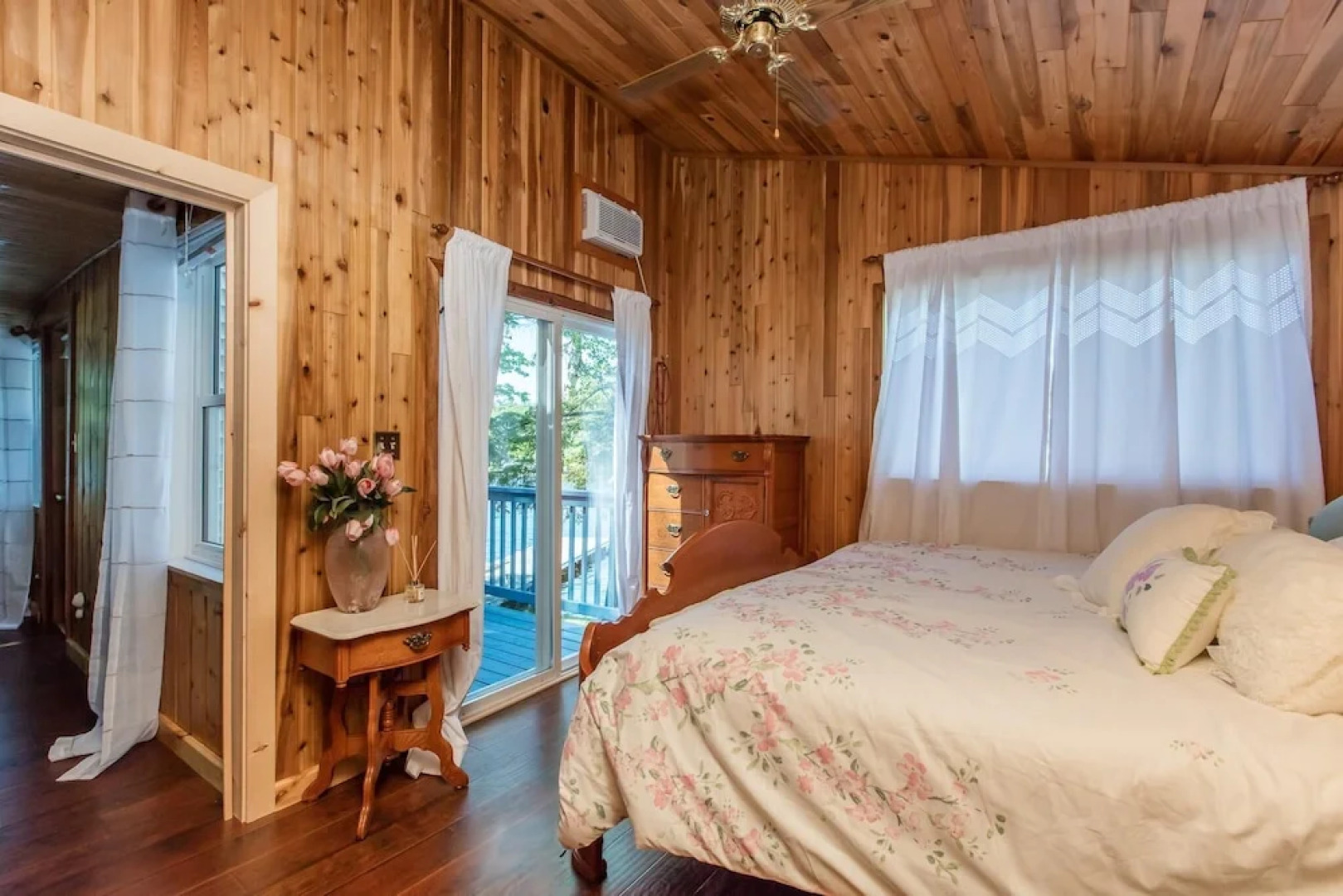 Magic on Little Go Home~3 bedroom cottage + guest cabin on 980 ft shore!
