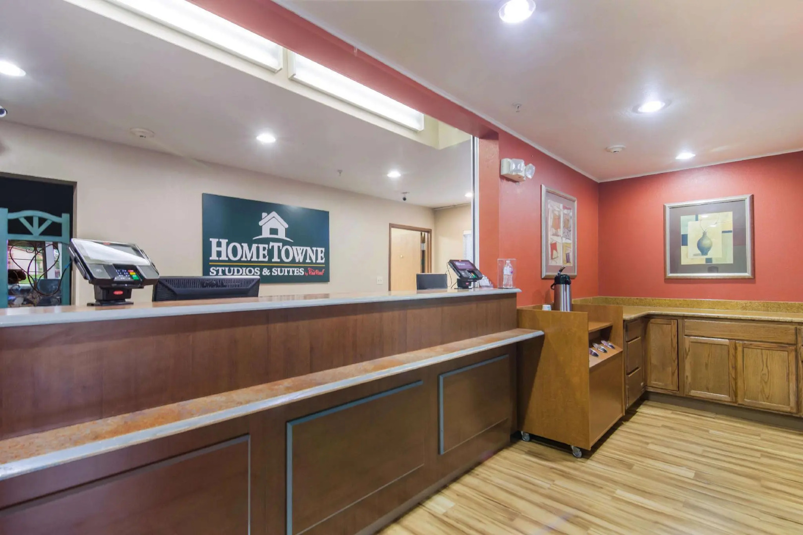 HomeTowne Studios & Suites by Red Roof Bentonville