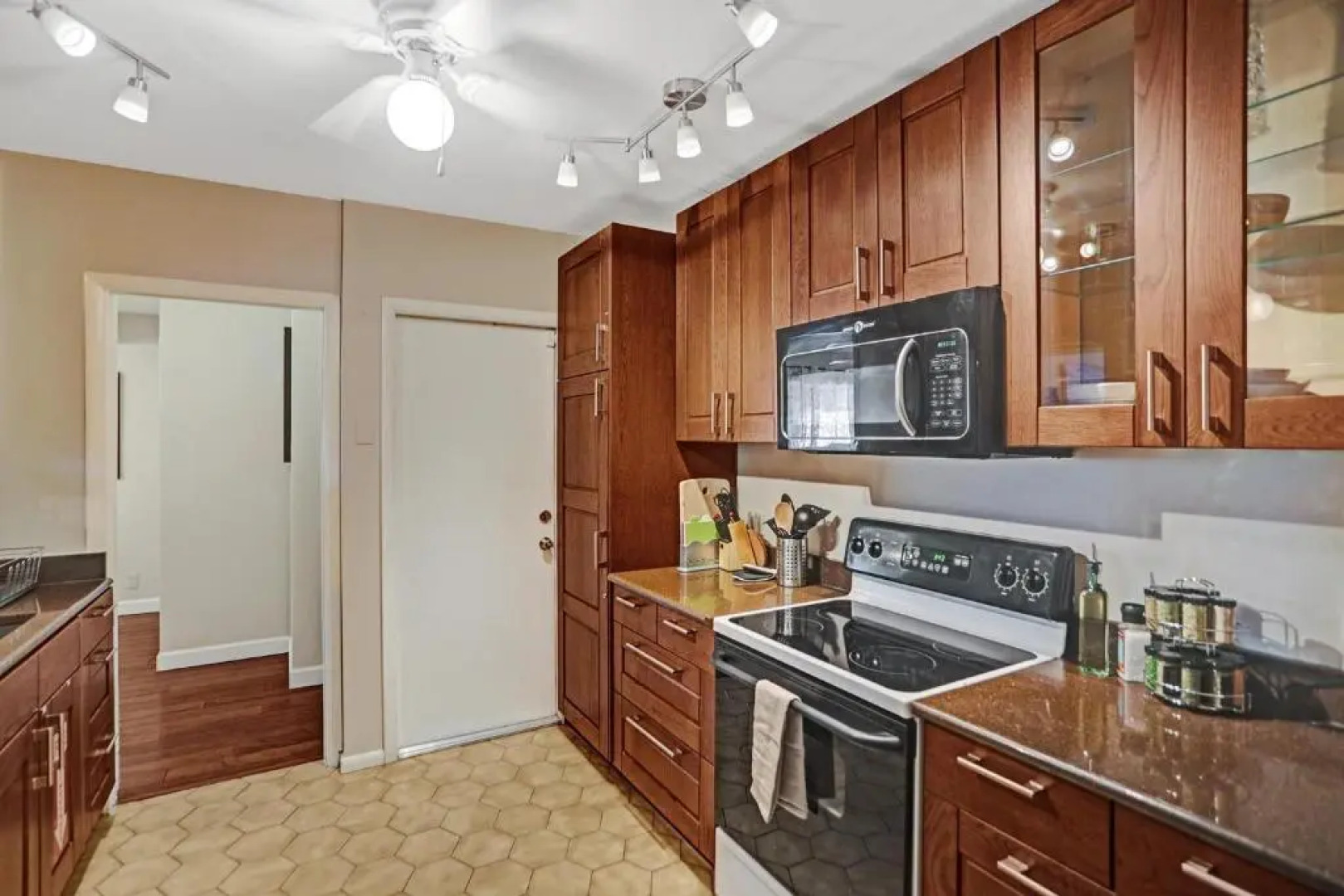 NEW Adorable Villa 7 min to Beach Trampoline