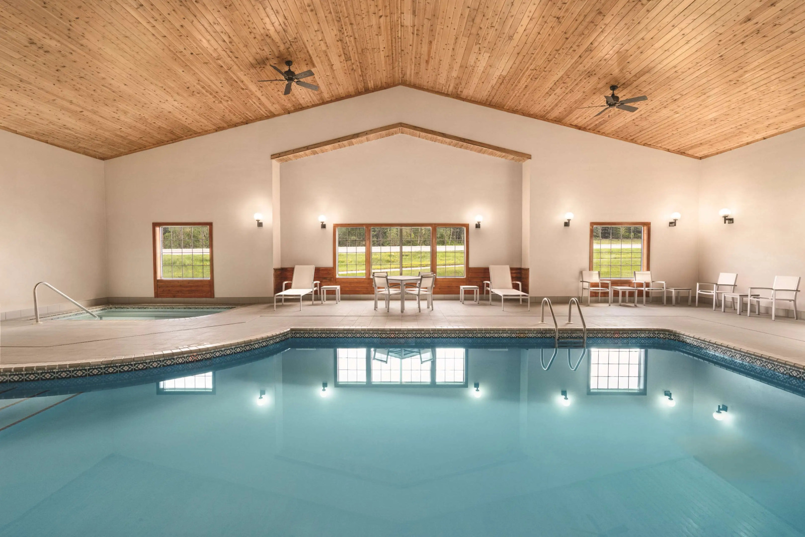 Country Inn & Suites by Radisson, Detroit Lakes, MN