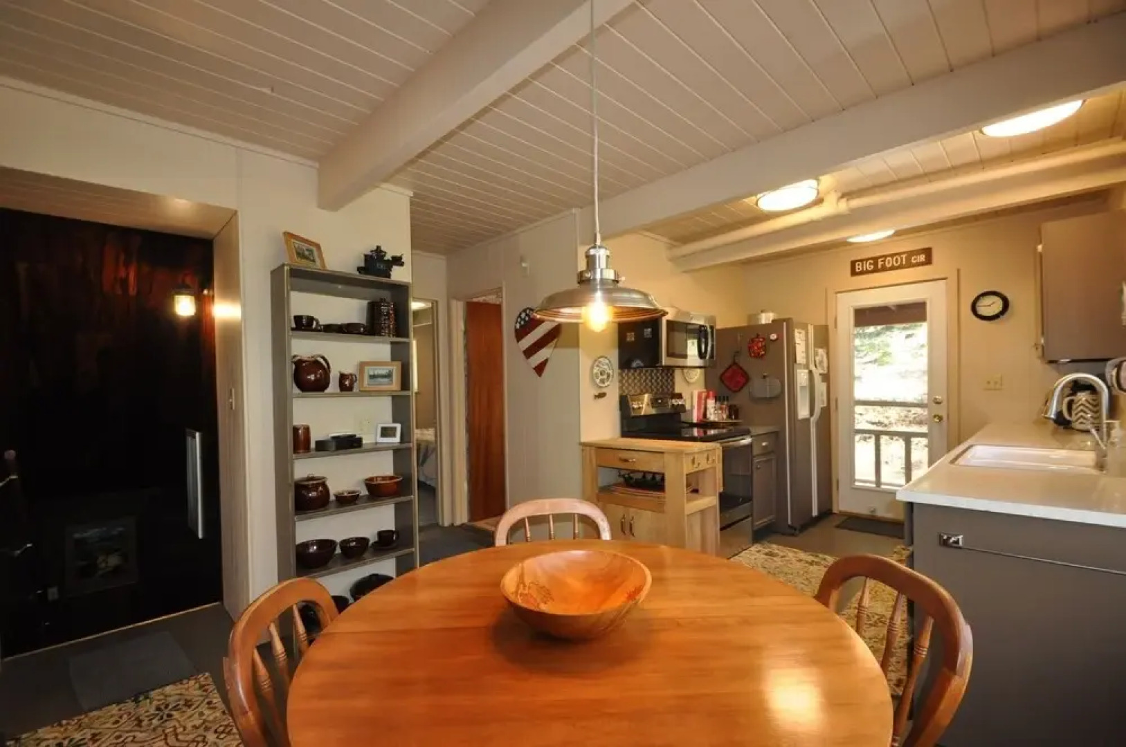 Bigfoot Cabin - Vintage Cabin Charm by Yosemite Region Resorts