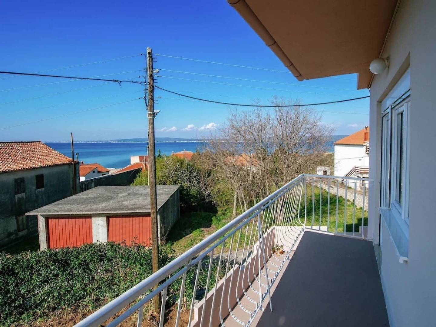 Spacious Apartment with Terrace in Banj