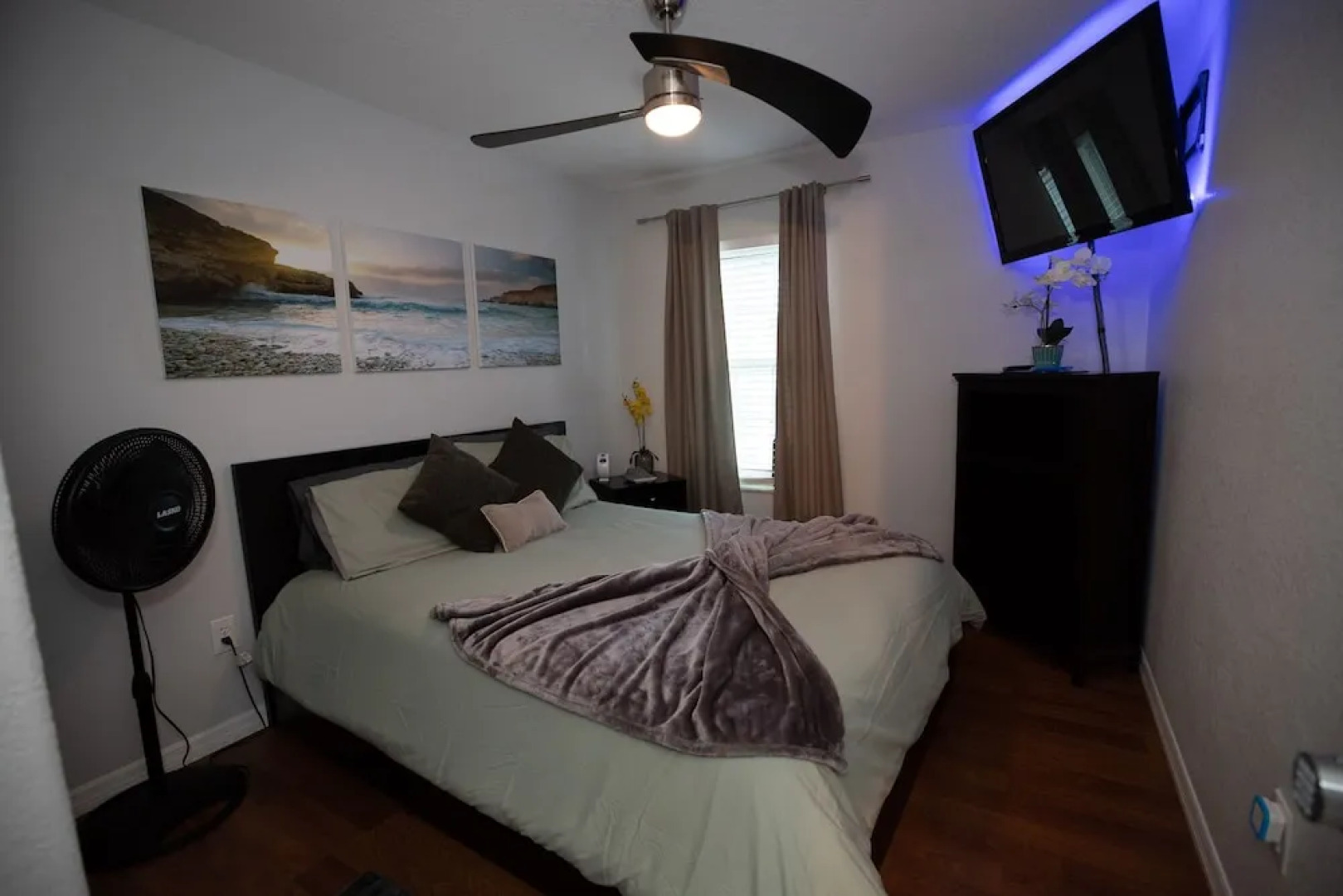 Urban Oasis W/hot Tub, Heated Pool And Private Movie Theater 2 Bedroom Home by RedAwning