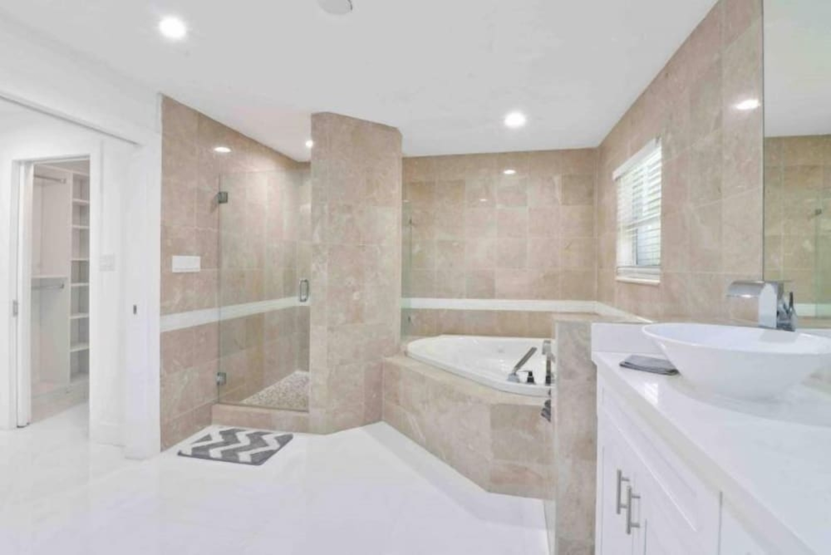 Sleek Miami Shores Residence With Hot Tub