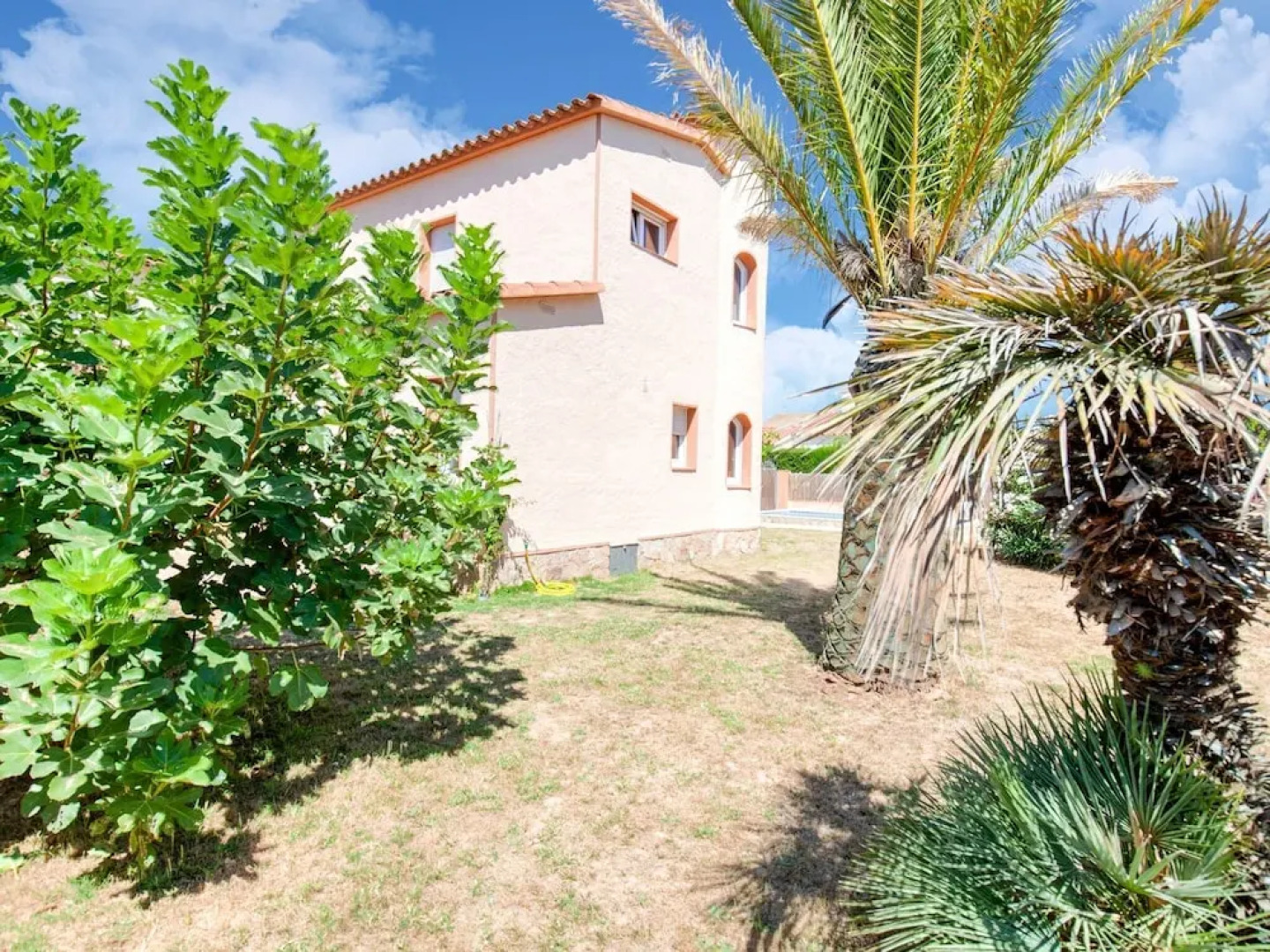 House for 4 With Private Swimming Pool, Near the Beach