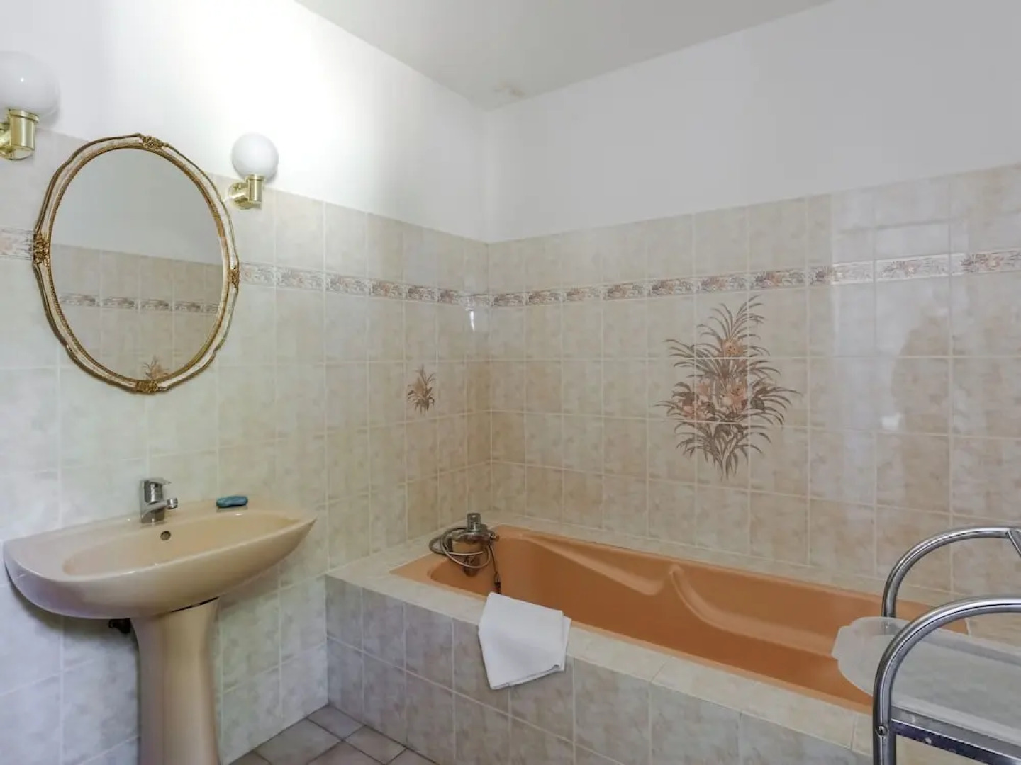 Provencal Holiday Home in Bormes-les-Mimosas with Pool