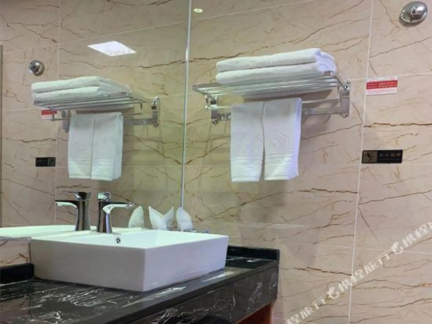 Zijing Laixin Hotel (Zhaoqing Sihui Dawang Station)