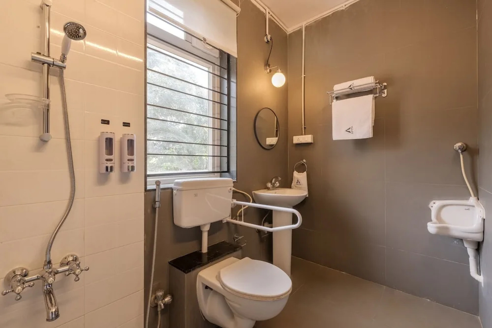 CosmicStays Afita Mohari-Solar Powered Lakehouse