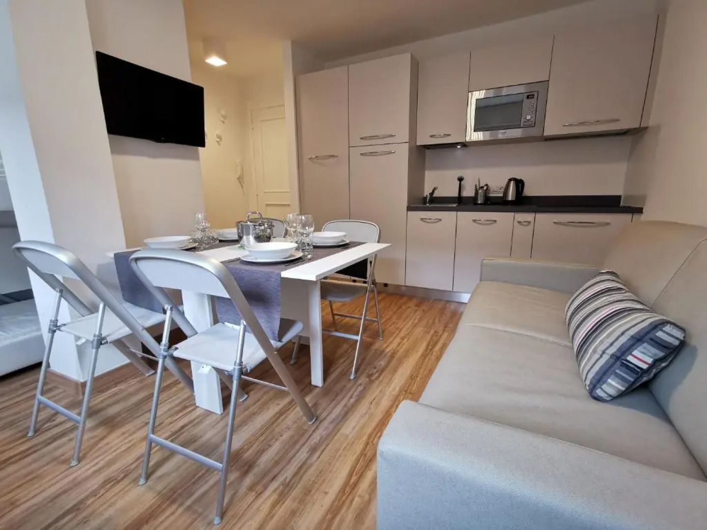 Hostdomus - Smart Tech Apartment