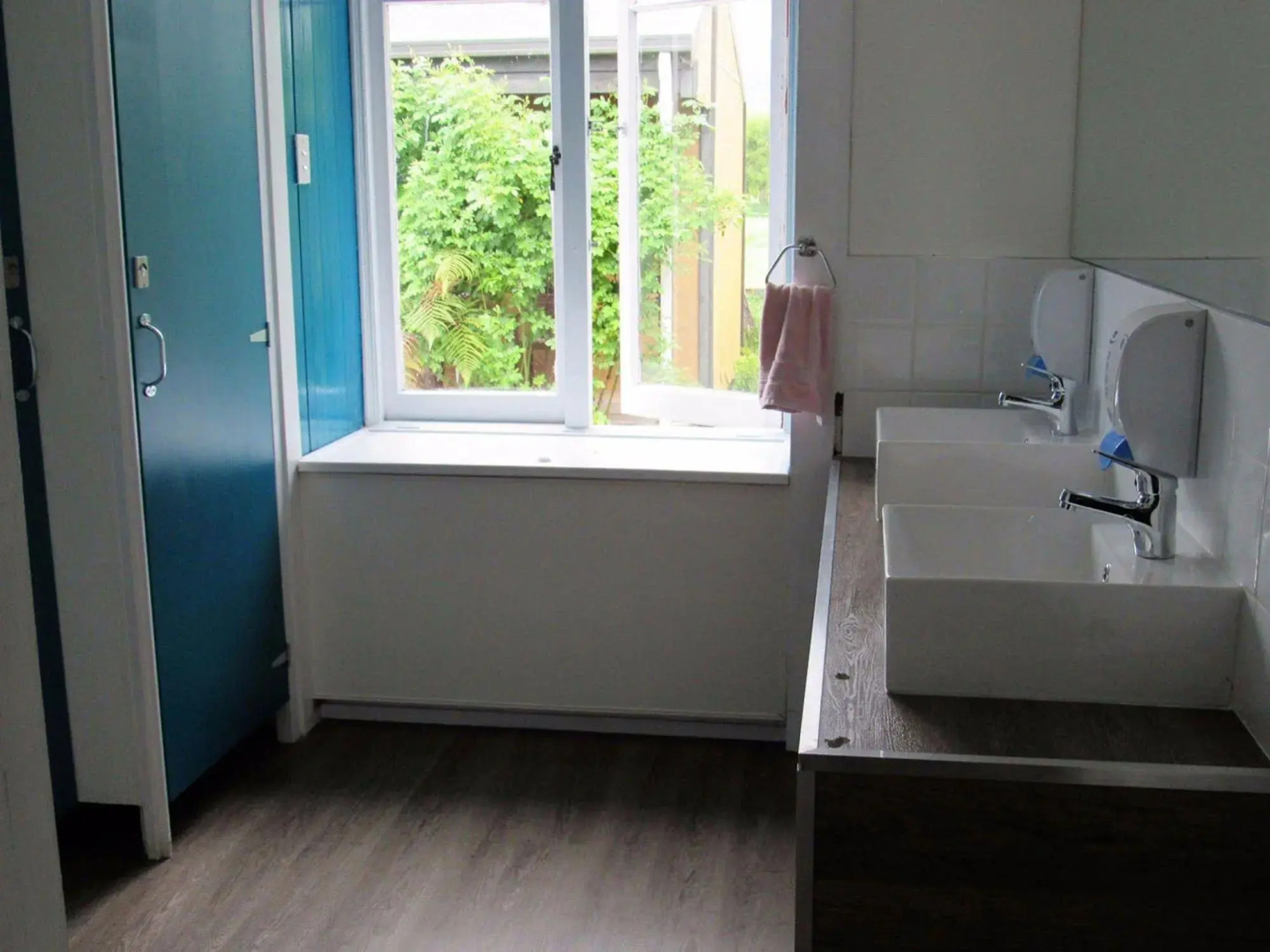 The White Elephant Accommodation - Hostel