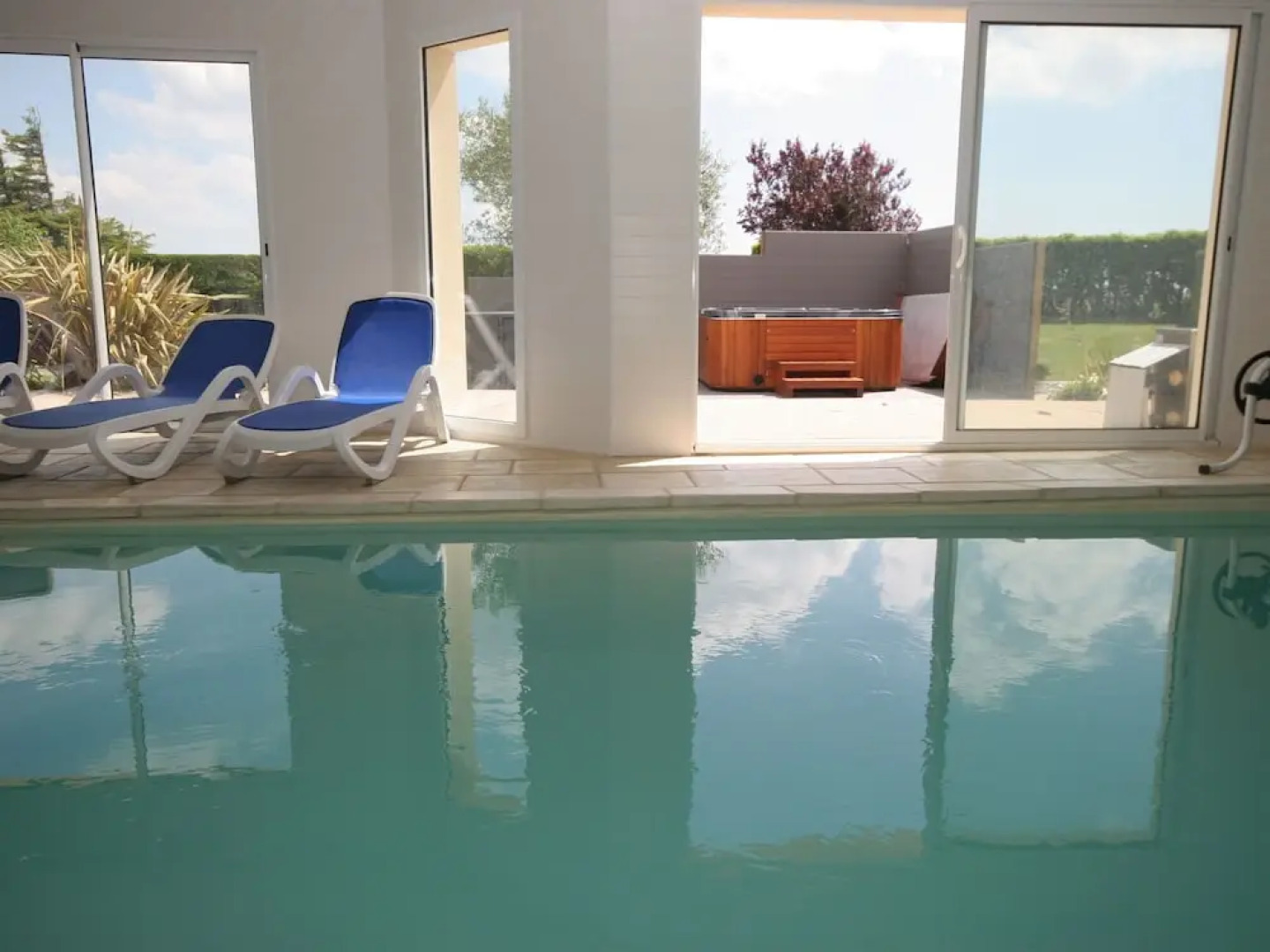 Villa With Indoor Heated Pool and Jacuzzi, Only 1.5 km of Beach and sea