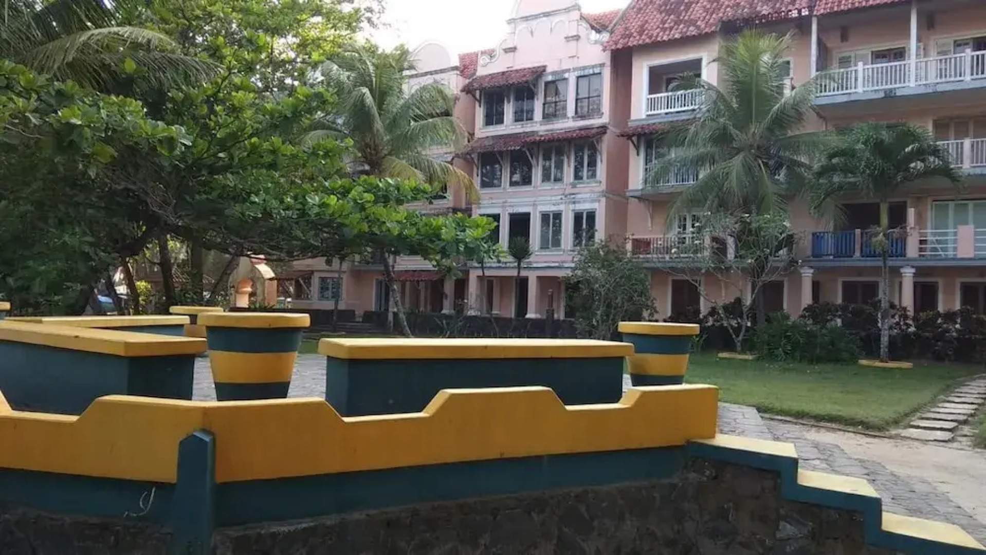 Kondominium Lippo Carita Selatan