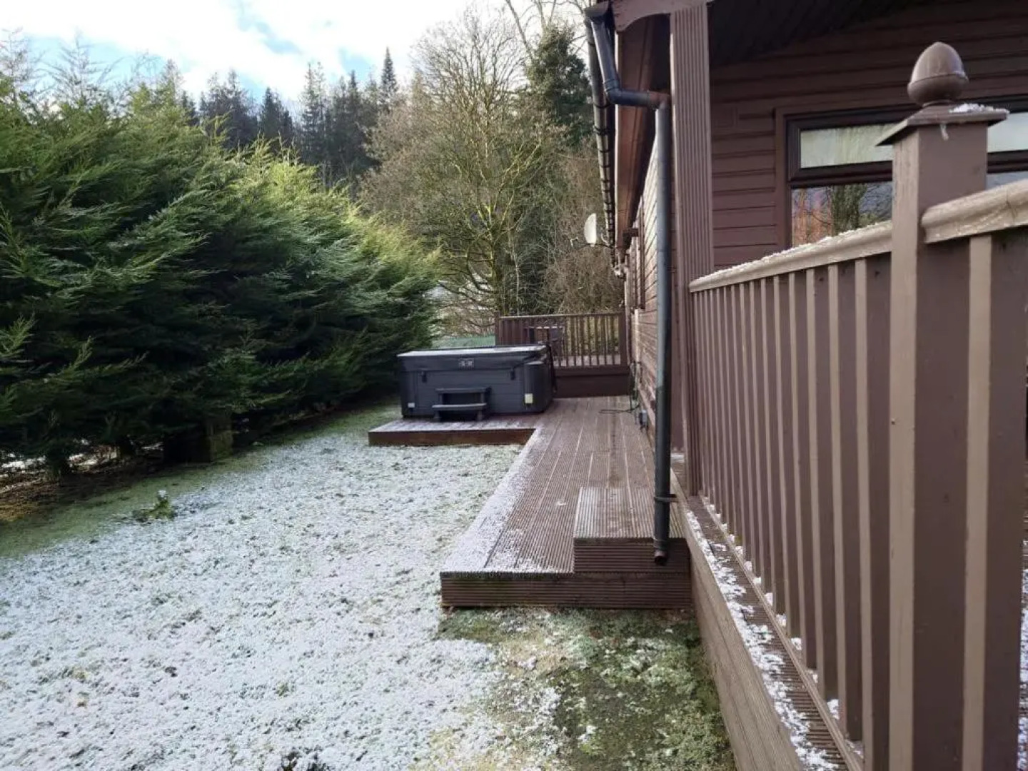 Stunning 4-bedroom Cabin With Hot Tub in Beattock!