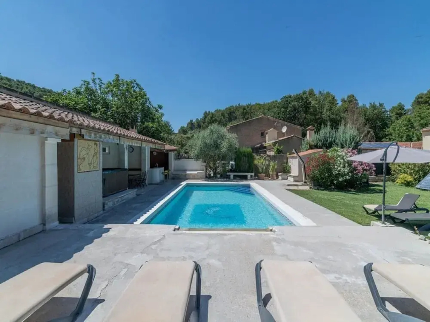 Villa With Swimming Pool Within the Luberon