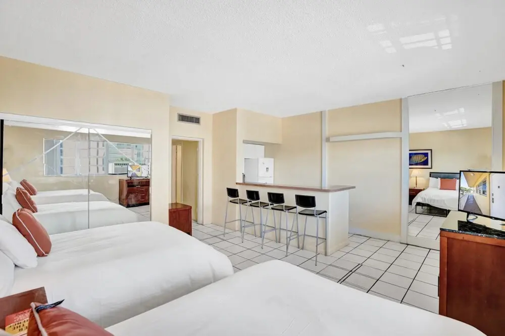 Gorgeous 1br apartment, a walk from the Beach
