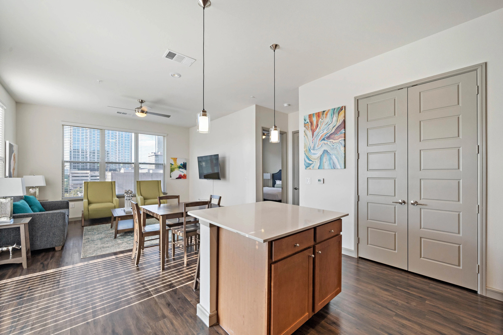 Downtown Location- Parking, Gym, Pool! Modern, Deep Cleaned Apt!