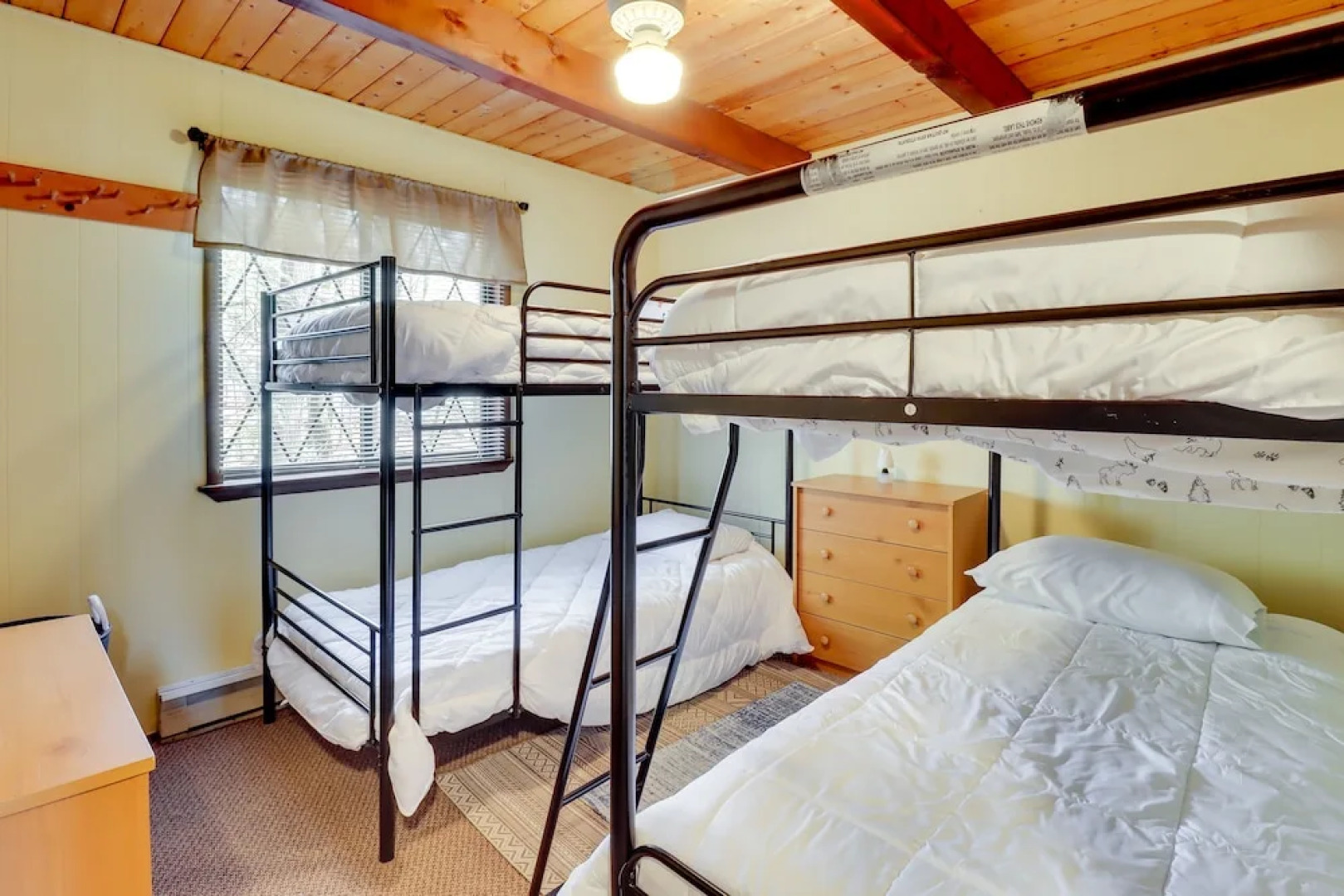 6 Mi to Lake Wallenpaupack: Poconos Getaway!