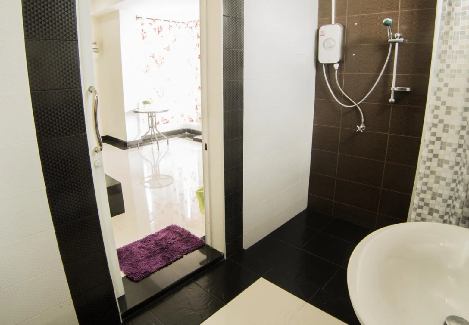 Modern Inn by Saifon