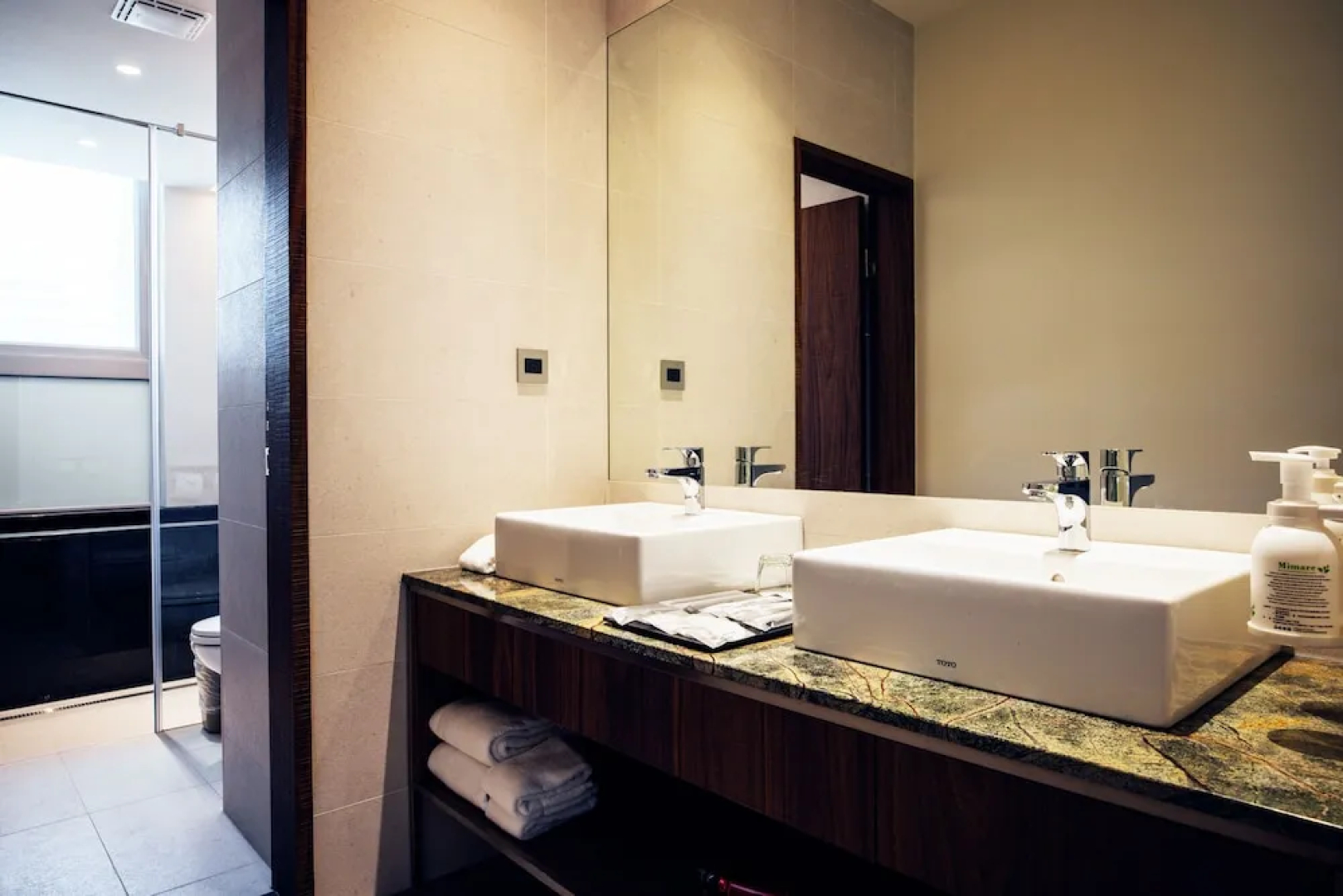 Hotel Begins