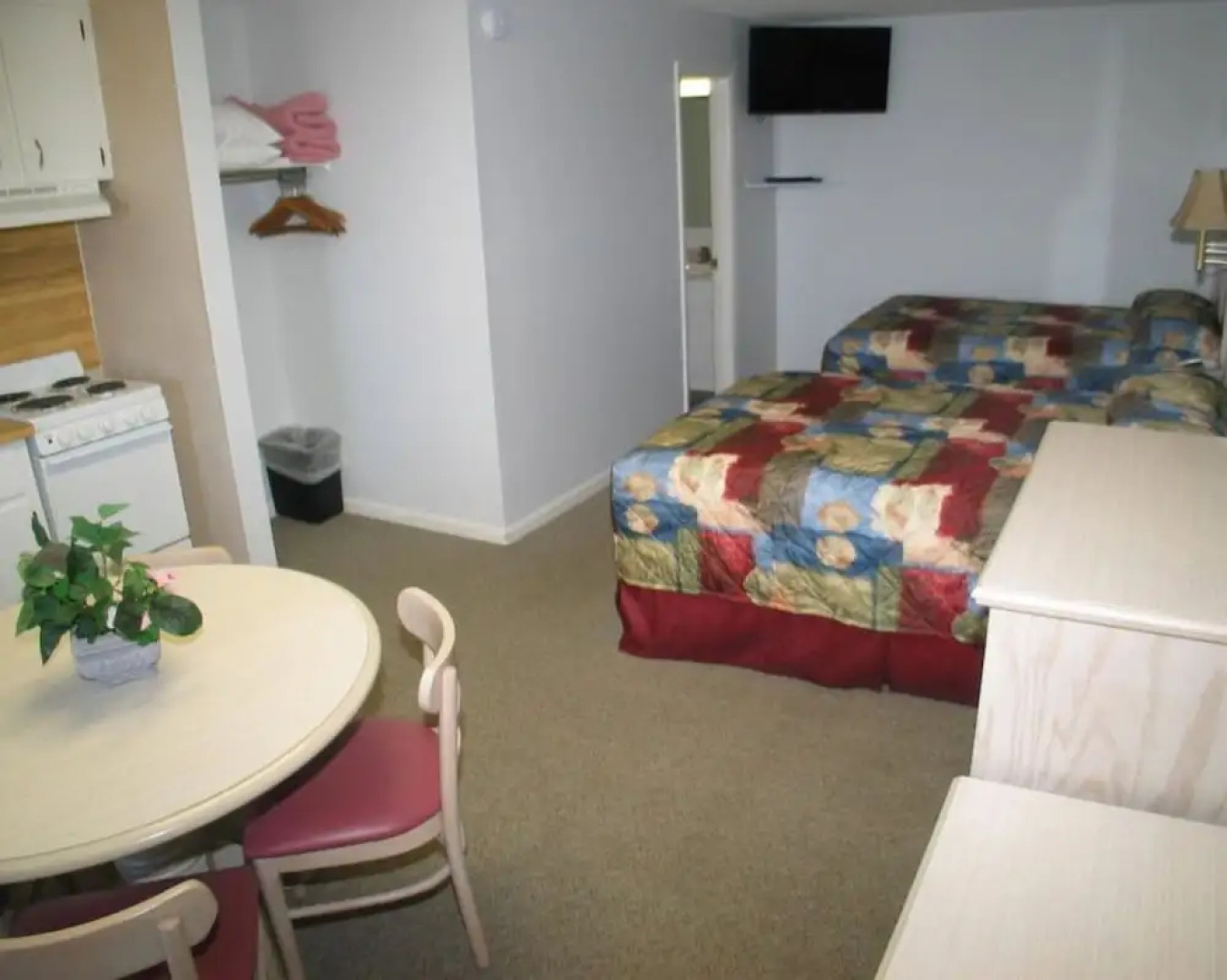 Beach House Inn and Suites