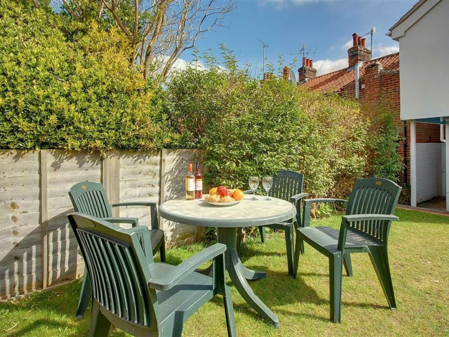 Comfortable Holiday Home With Open Fireplace and Private Garden, Near the Centre of Woodbridge