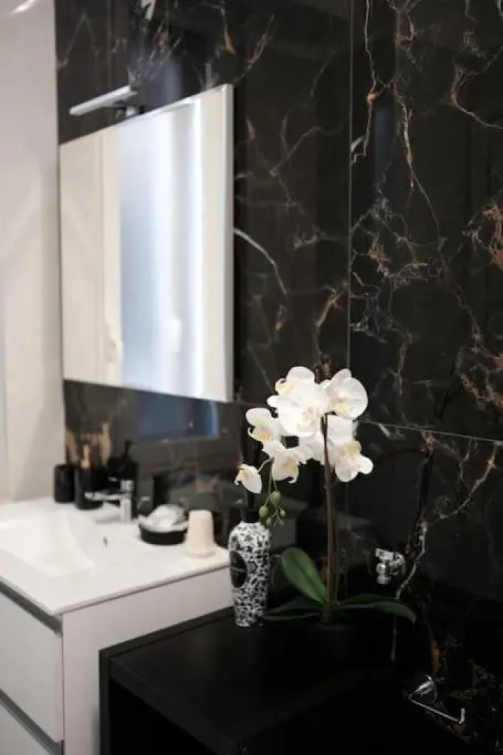 NewLife 8.15 Holiday Home Black