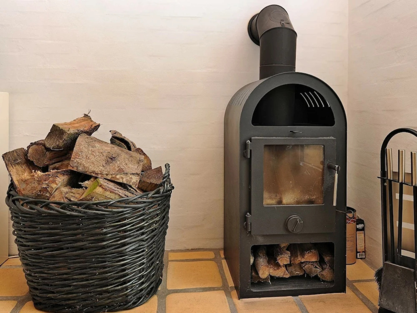 Rustic Holiday Home in Mesinge With Ocean View