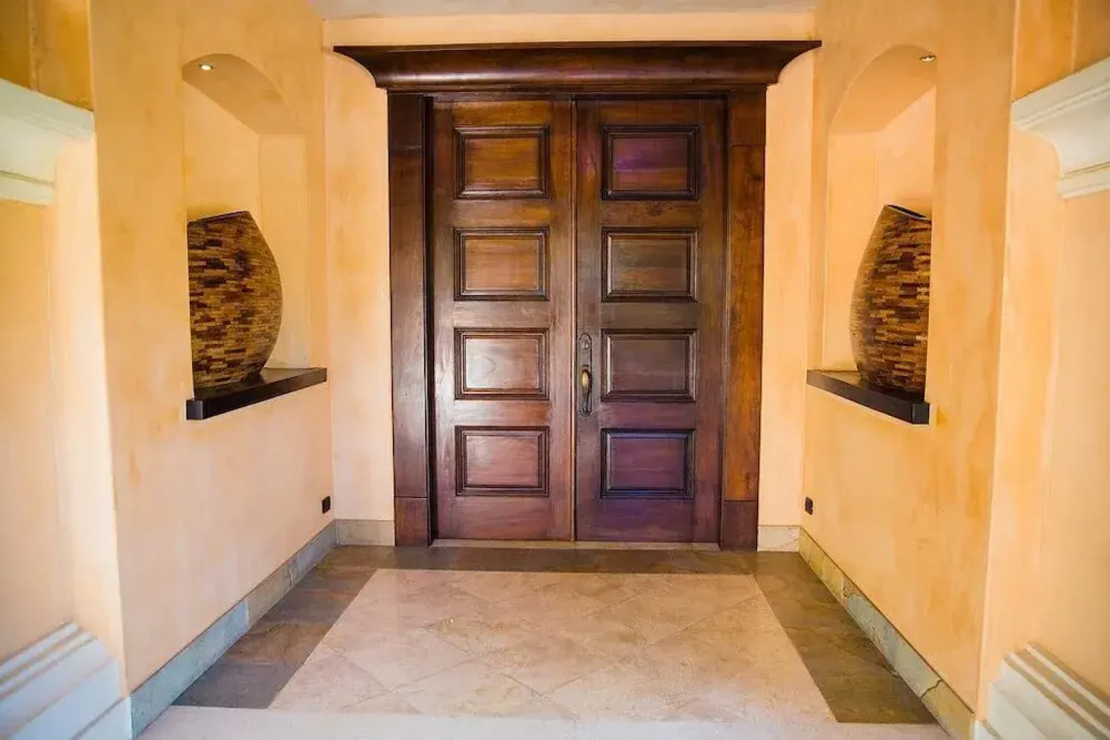 Luxurious Beachfront Mansion with a Stunning Infinity Pool in Playa Flamingo