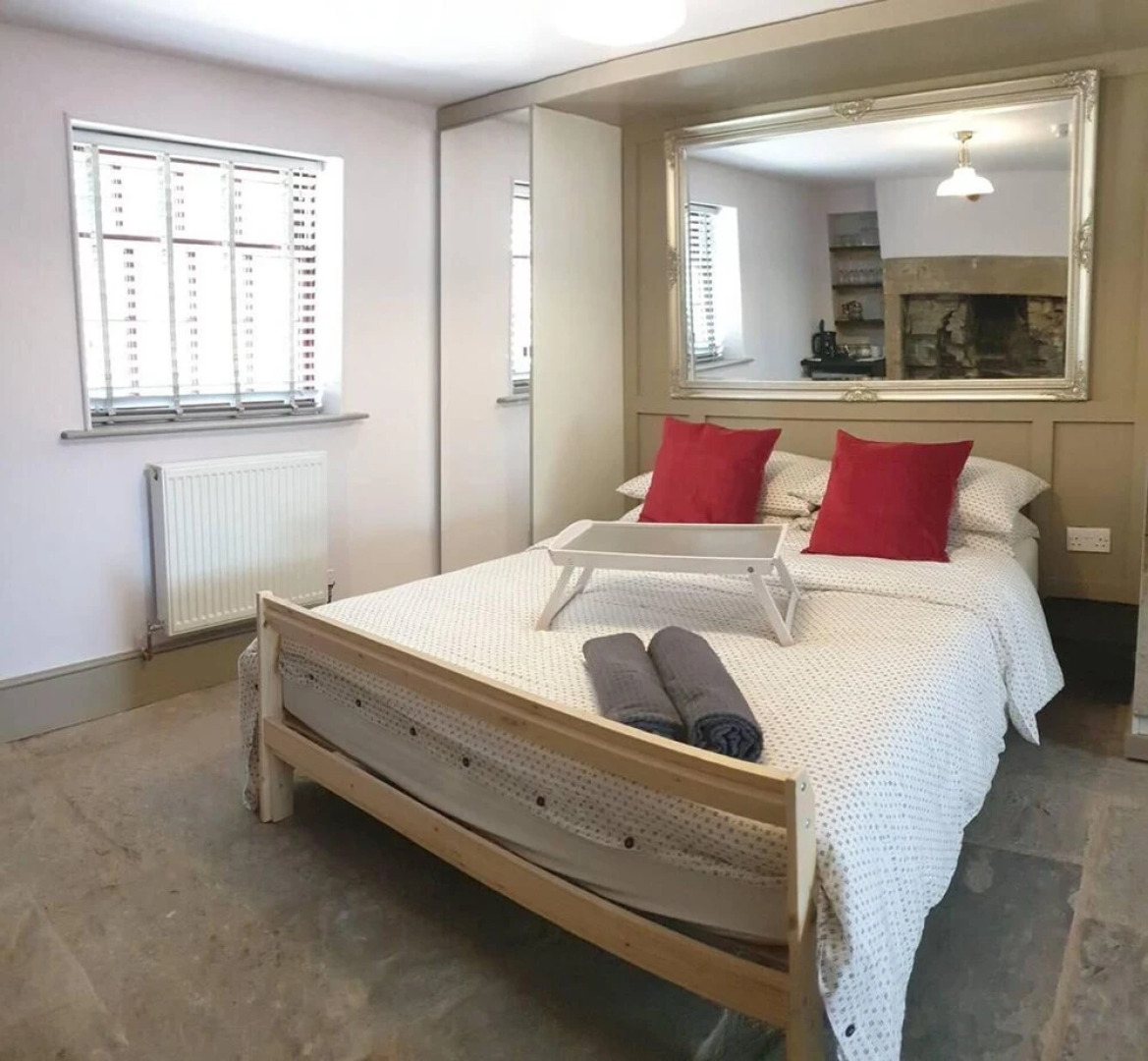 1700s Canalside Cottage Sleeps up to 12 Guests