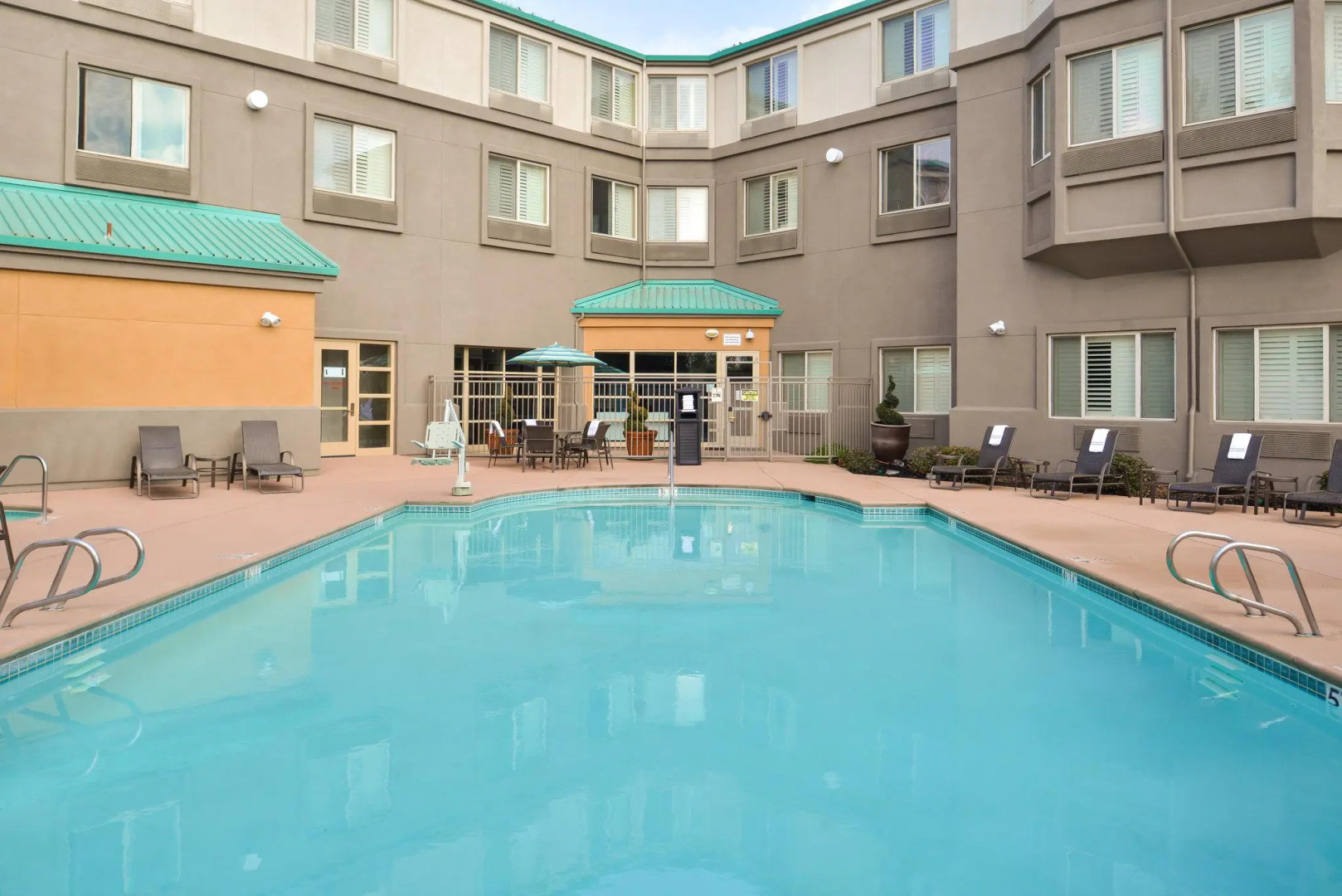 Holiday Inn Express & Suites Elk Grove Central - Hwy 99 by IHG
