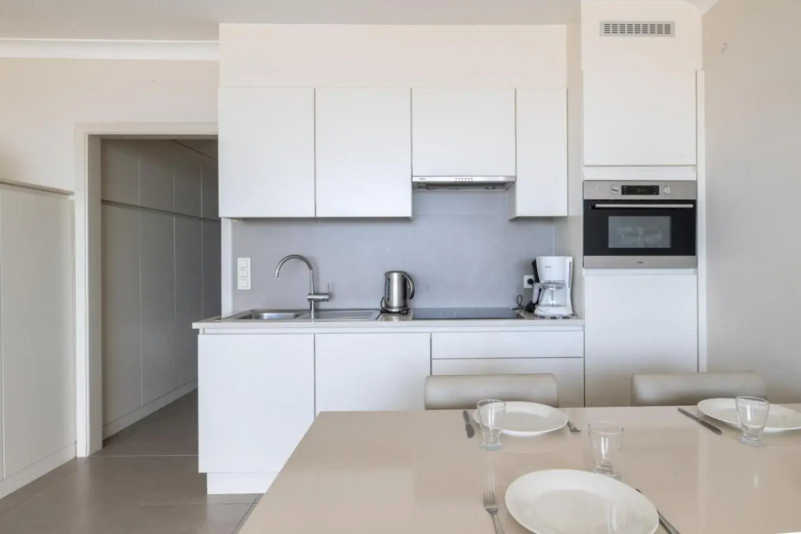 SEAVIEW Studio 6p - OOSTENDE - Type London - renovated and very nice studio with sleeping corner, direct seaview and at the beachfront