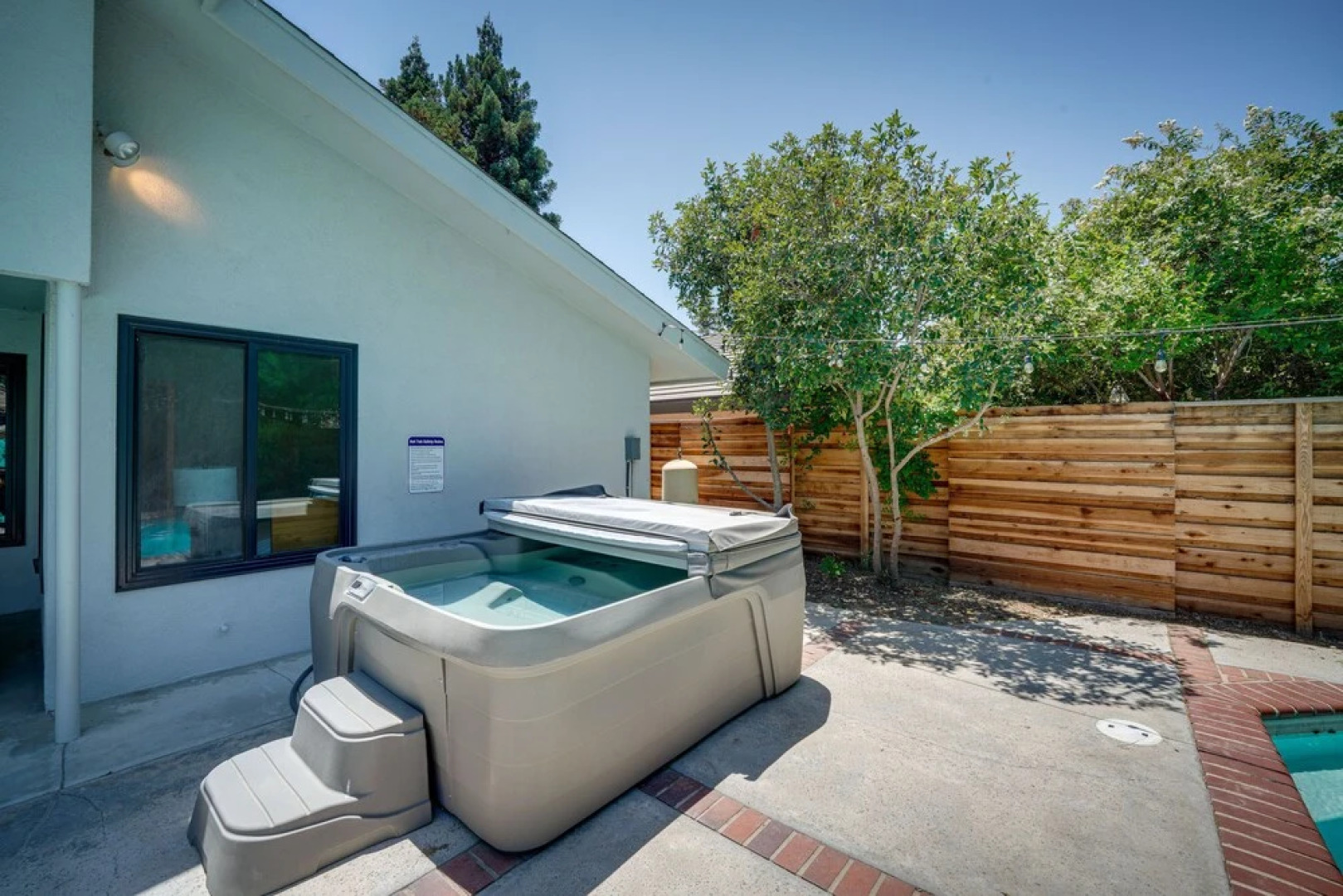 Bakersfield Oasis: Private Pool, Hot Tub & Patio!