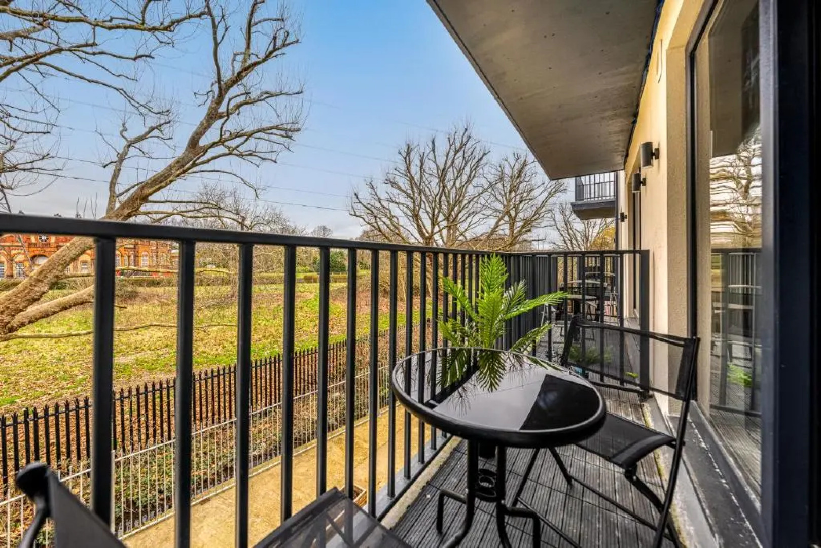 Ashview 2 - Heathrow - Thorpe Park - Free Parking