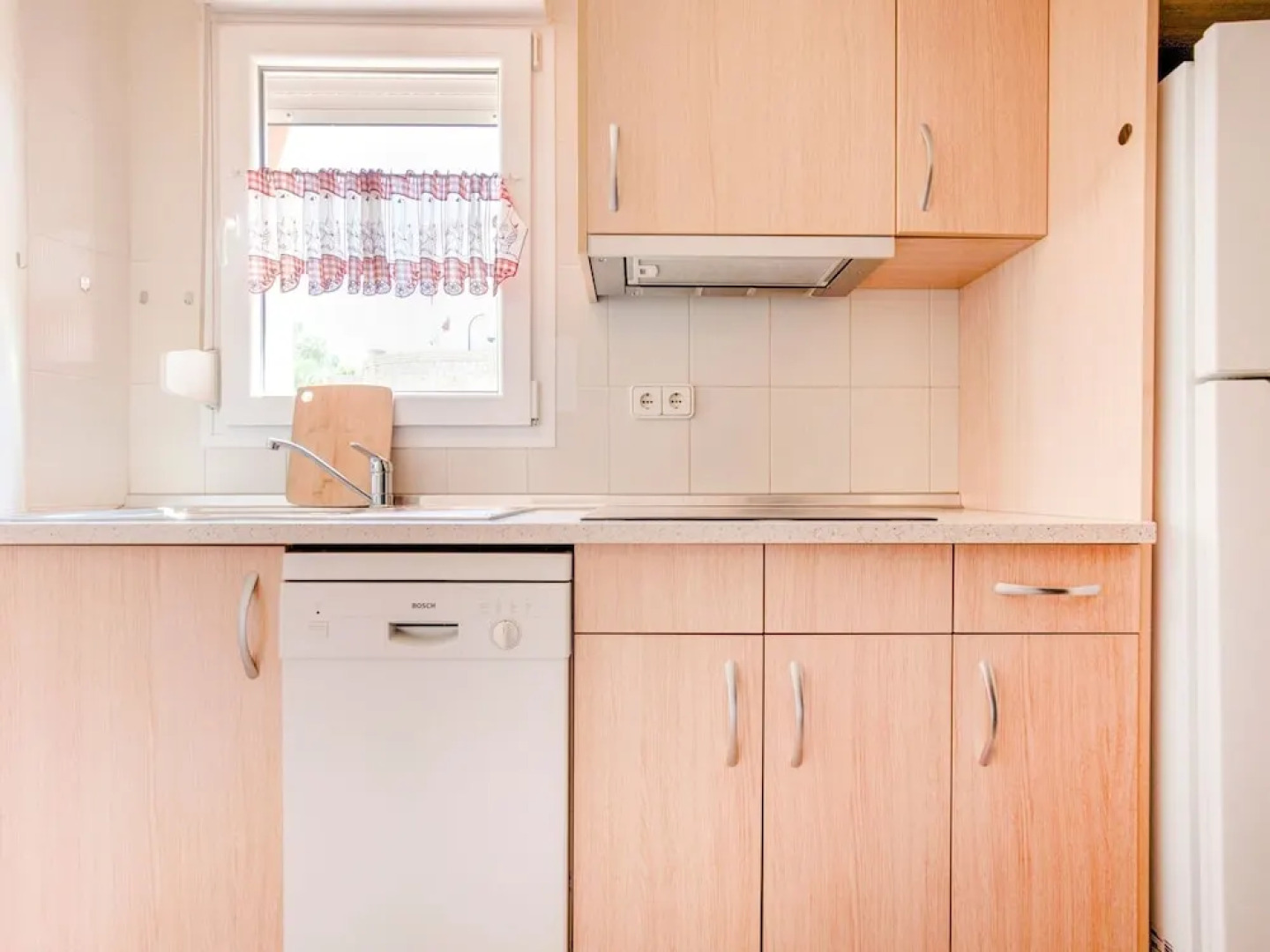 House for 4 With Private Swimming Pool, Near the Beach