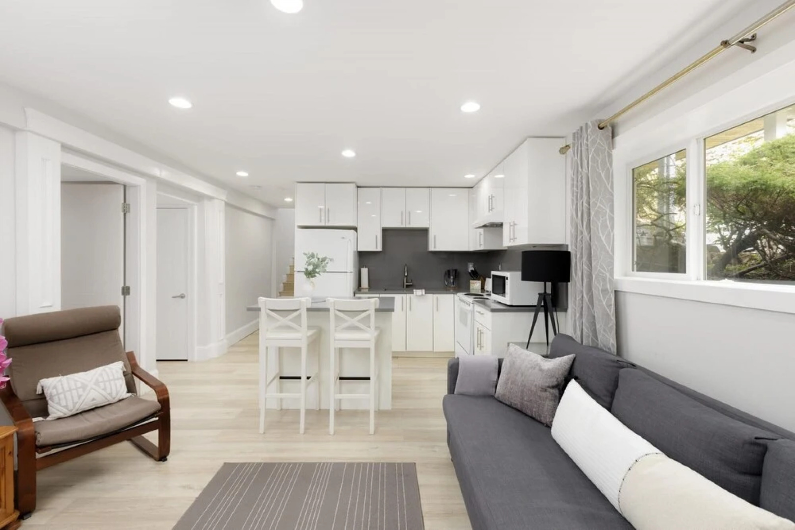 Stylish 1 BR Suite in North Vancouver 10 Mins ski