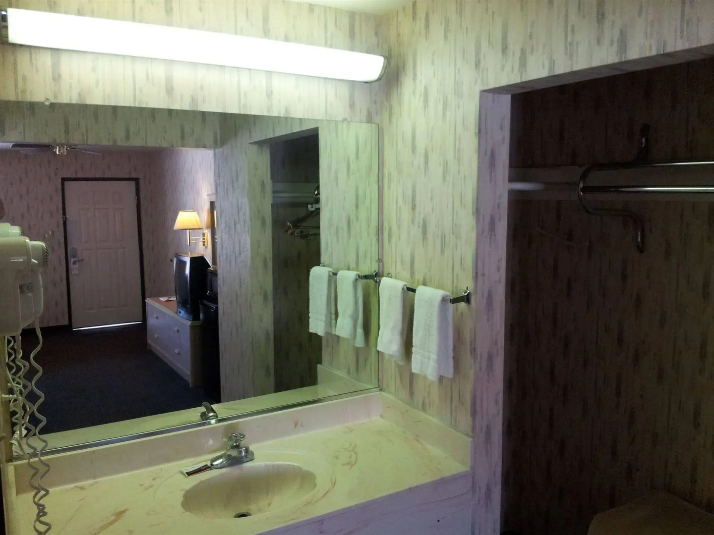 Sun Valley Inn & Suites