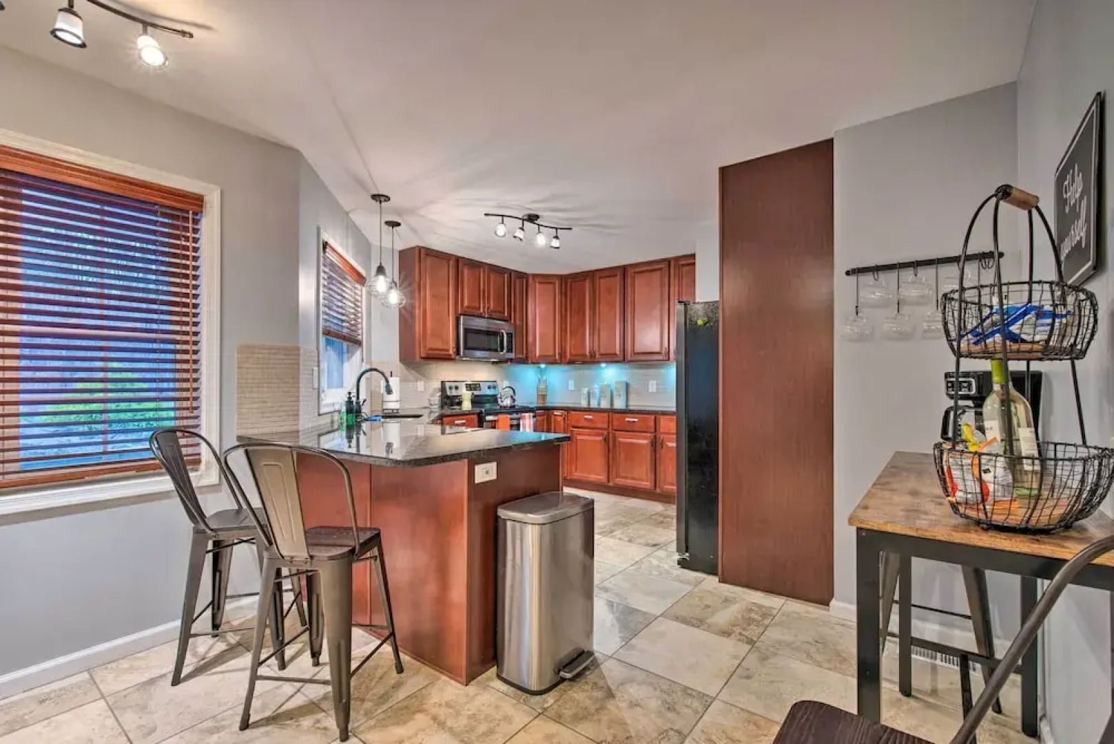 Beautiful Pocono Lake Cottage w/ Game Room!