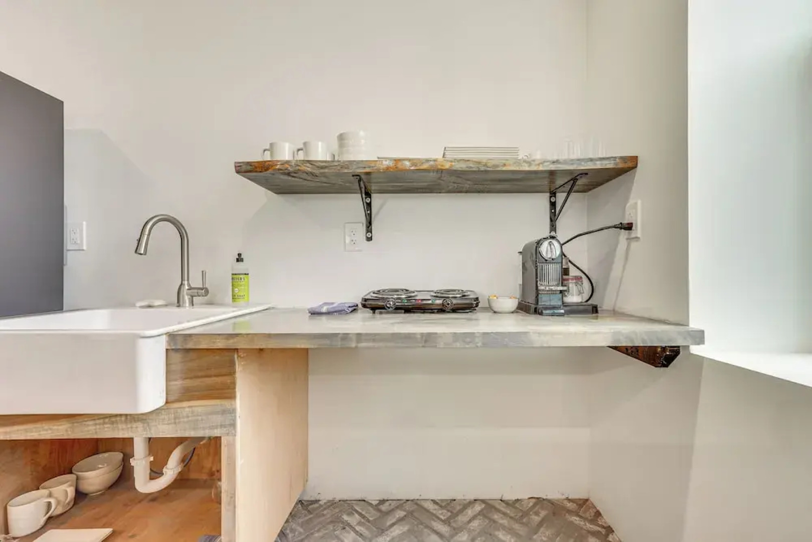 Walk to Waterfront: Chic Hudson Valley Garden Apt