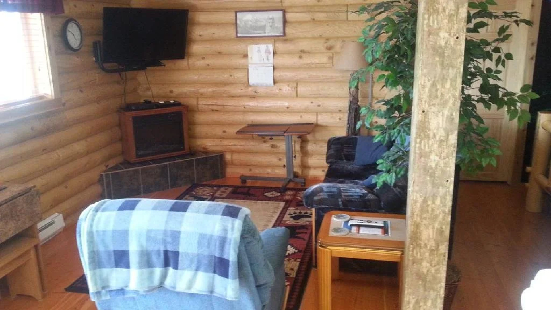 Wolf Den Log Cabin Motel and RV Park