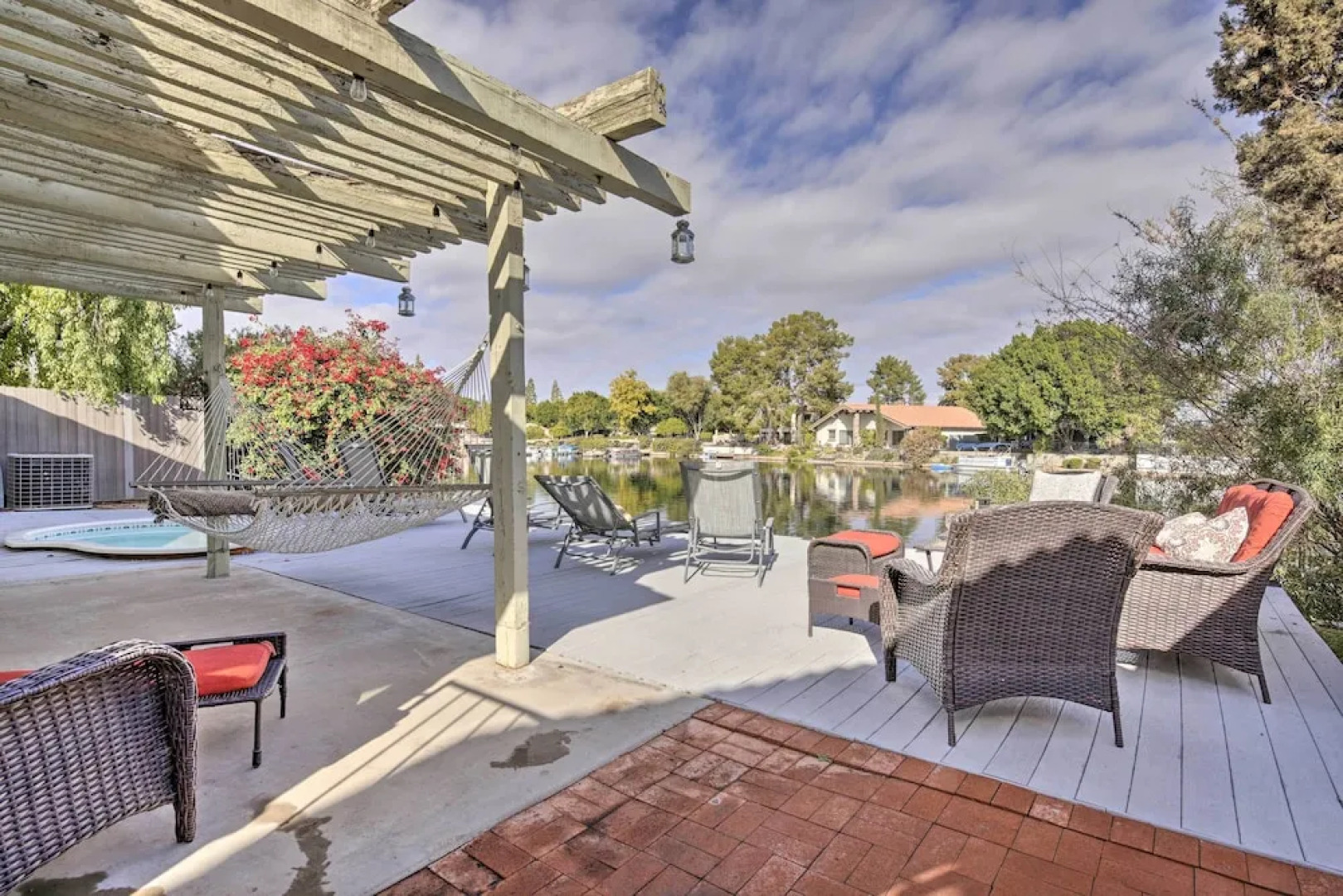 Sun Deck, Hot Tub & Kayak: Lakefront Tempe House