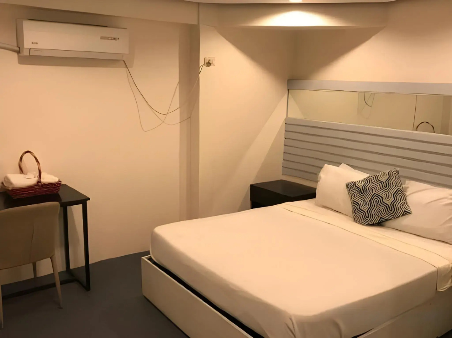 Hometown Hotel Bacolod - Lacson