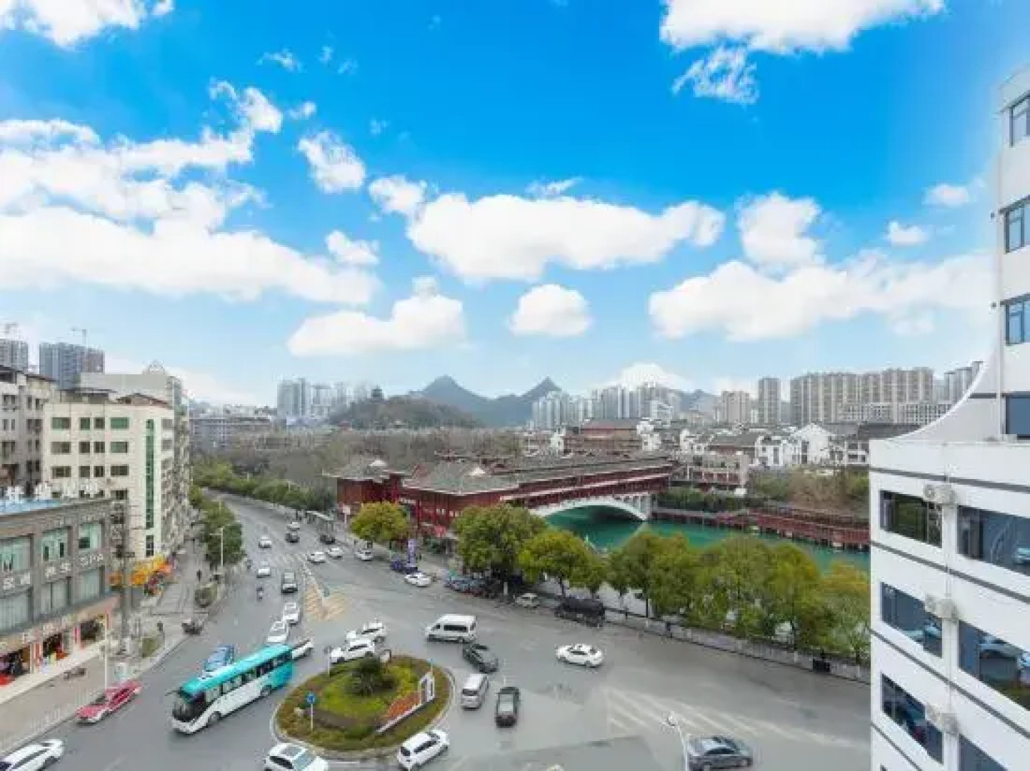 Tongren Grand Hotel (Tongren High-speed Railway Station Ancient City Pedestrian Street Branch)