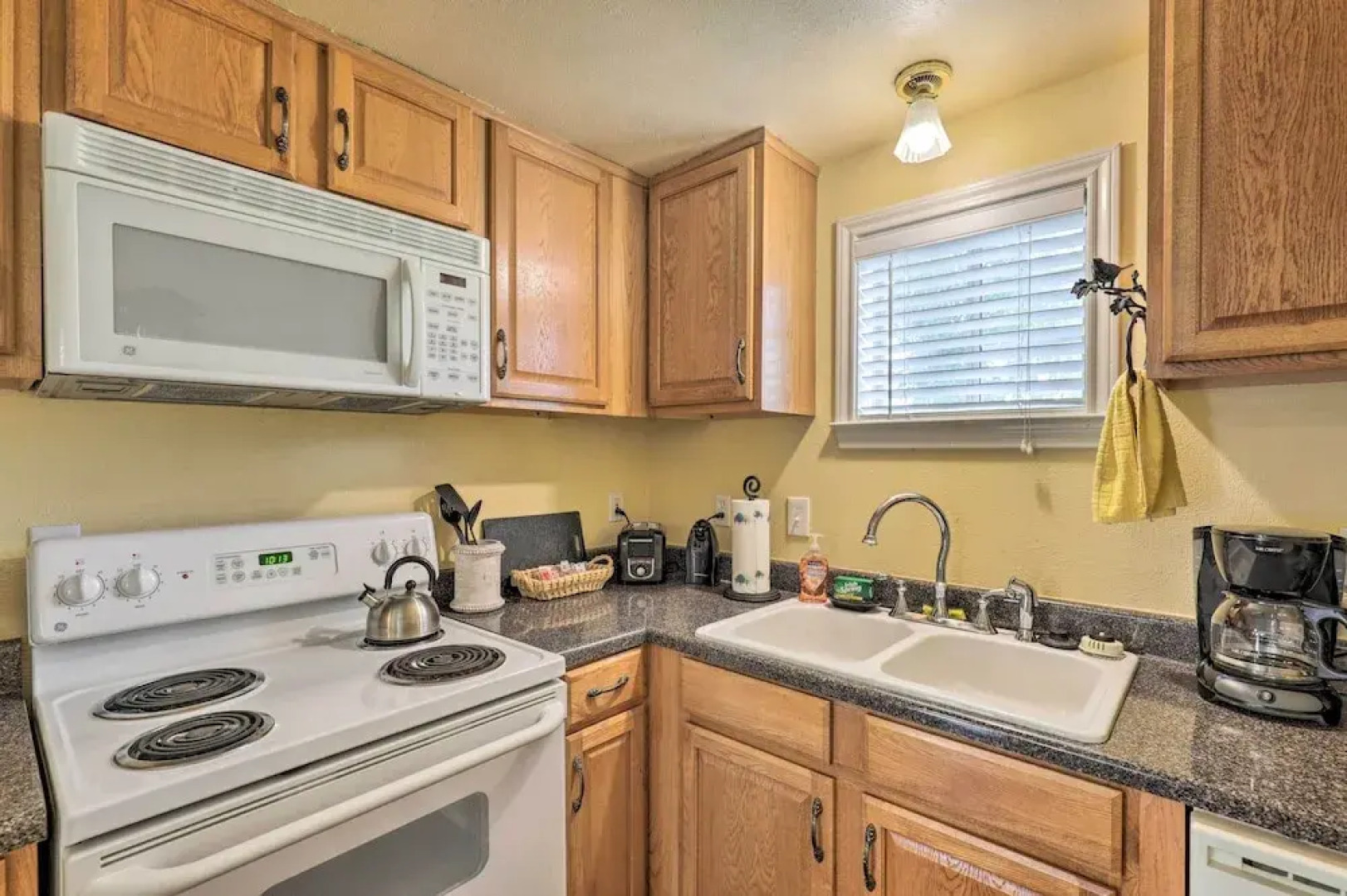 Studio in College Station w/ Expansive Deck!