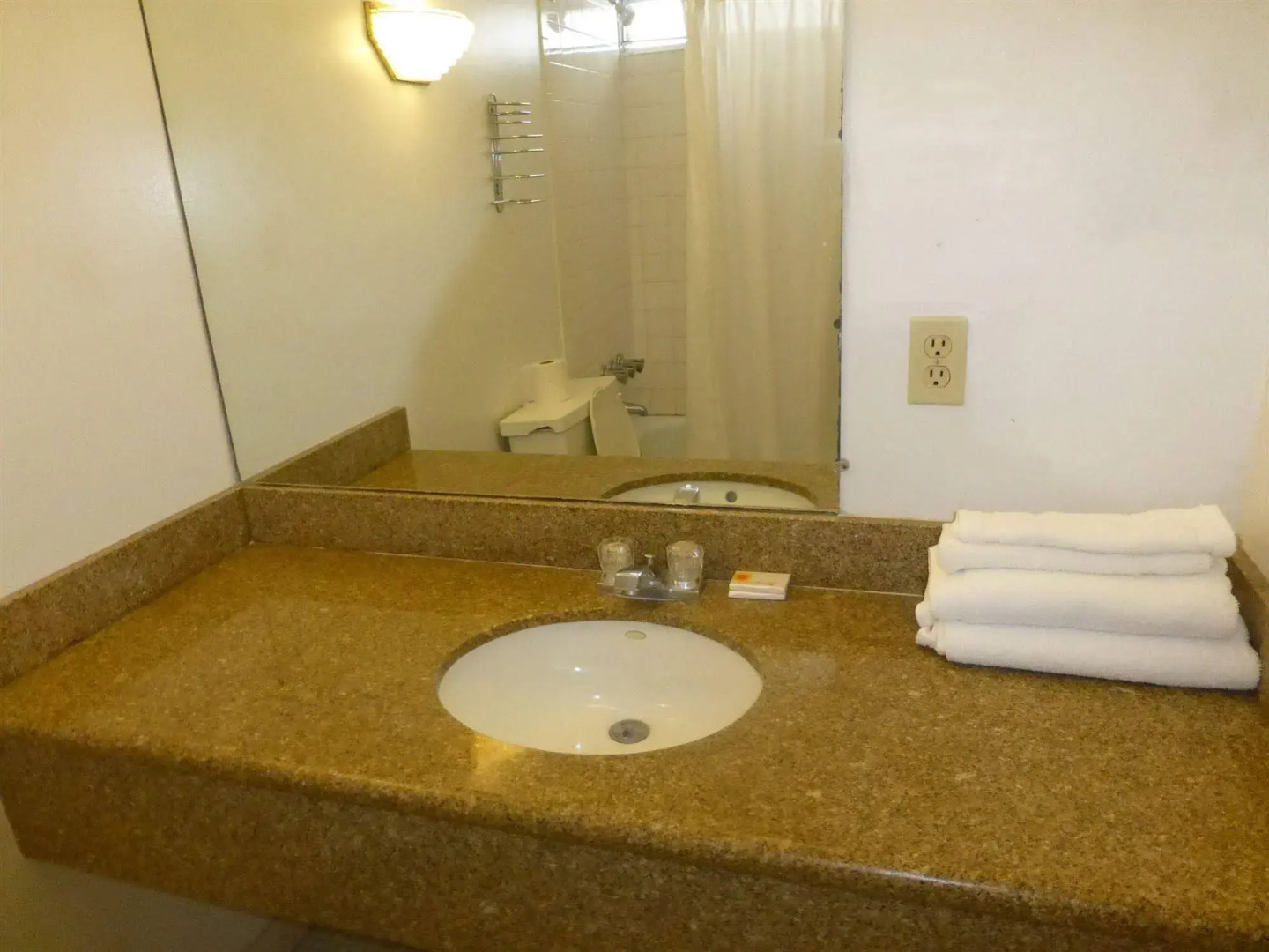 Camelot Waterfront Inn