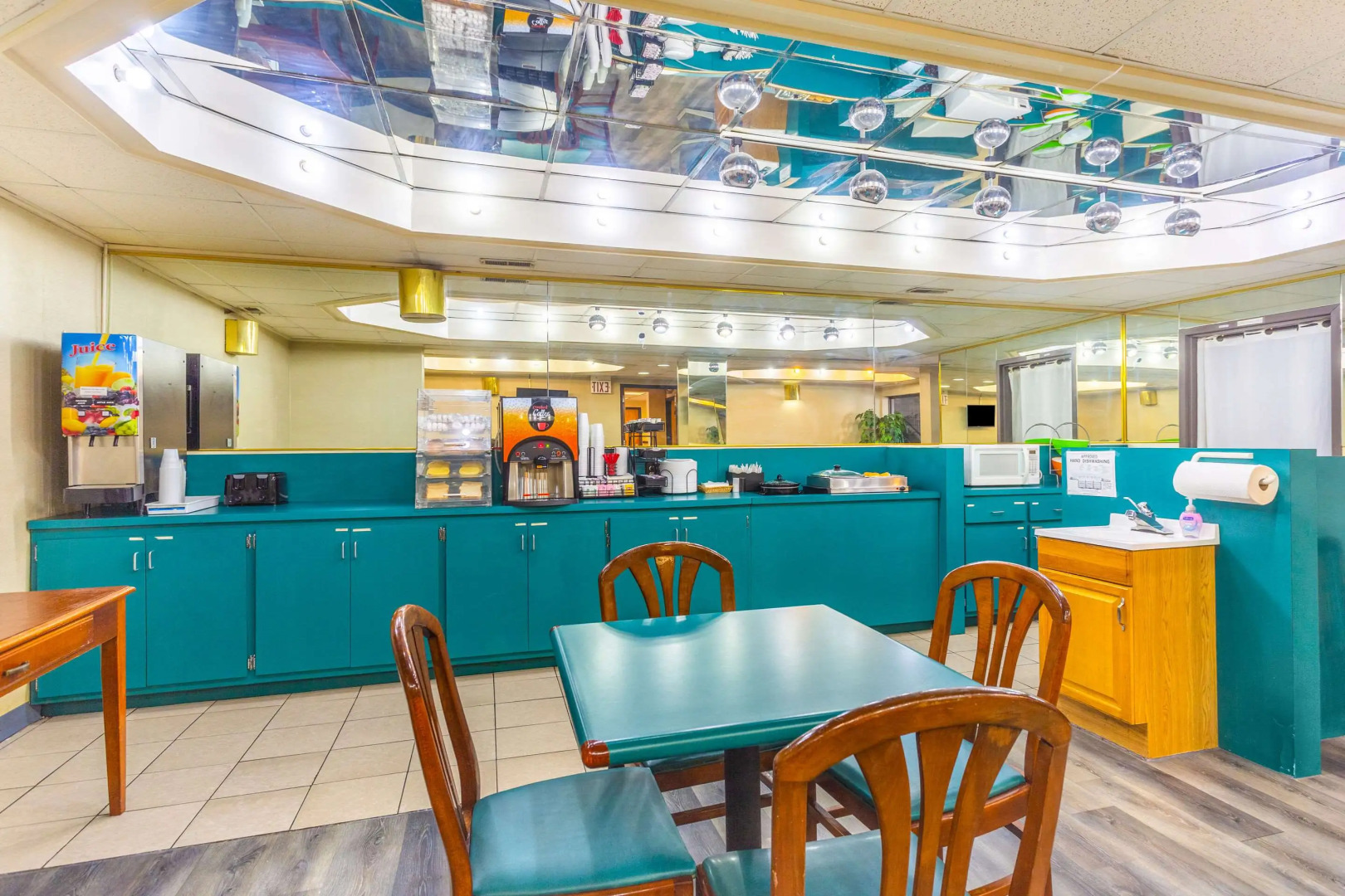 Econo Lodge & Suites Clarksville near Governors Square Mall